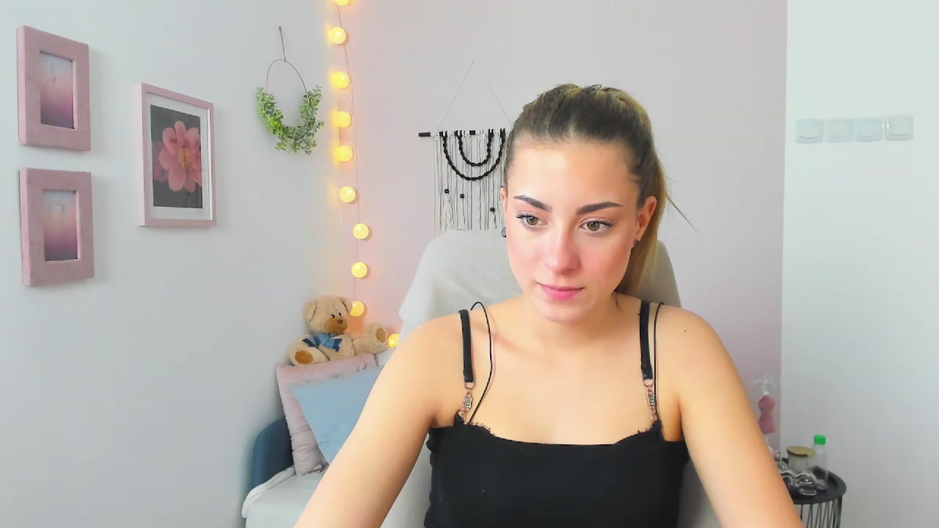 Gallery image thumbnail from Gia_Lopez18's myfreecams stream on, 03/29/2023, 09:36 image 19 of 20
