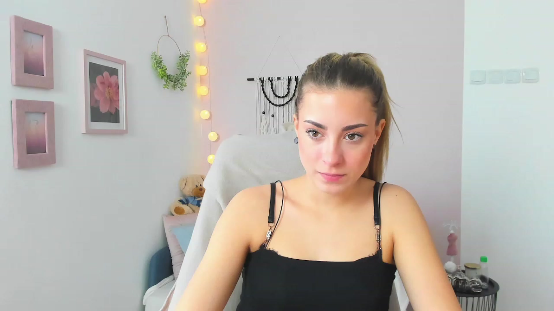 Gallery image thumbnail from Gia_Lopez18's myfreecams stream on, 03/29/2023, 09:36 image 7 of 20