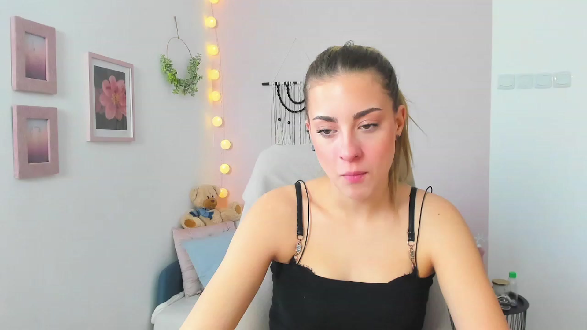 Gallery image thumbnail from Gia_Lopez18's myfreecams stream on, 03/29/2023, 09:36 image 12 of 20