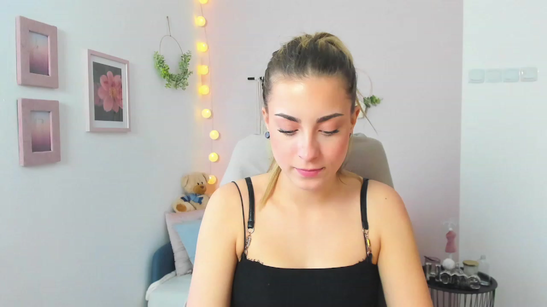 Gallery image thumbnail from Gia_Lopez18's myfreecams stream on, 03/29/2023, 11:32 image 7 of 20
