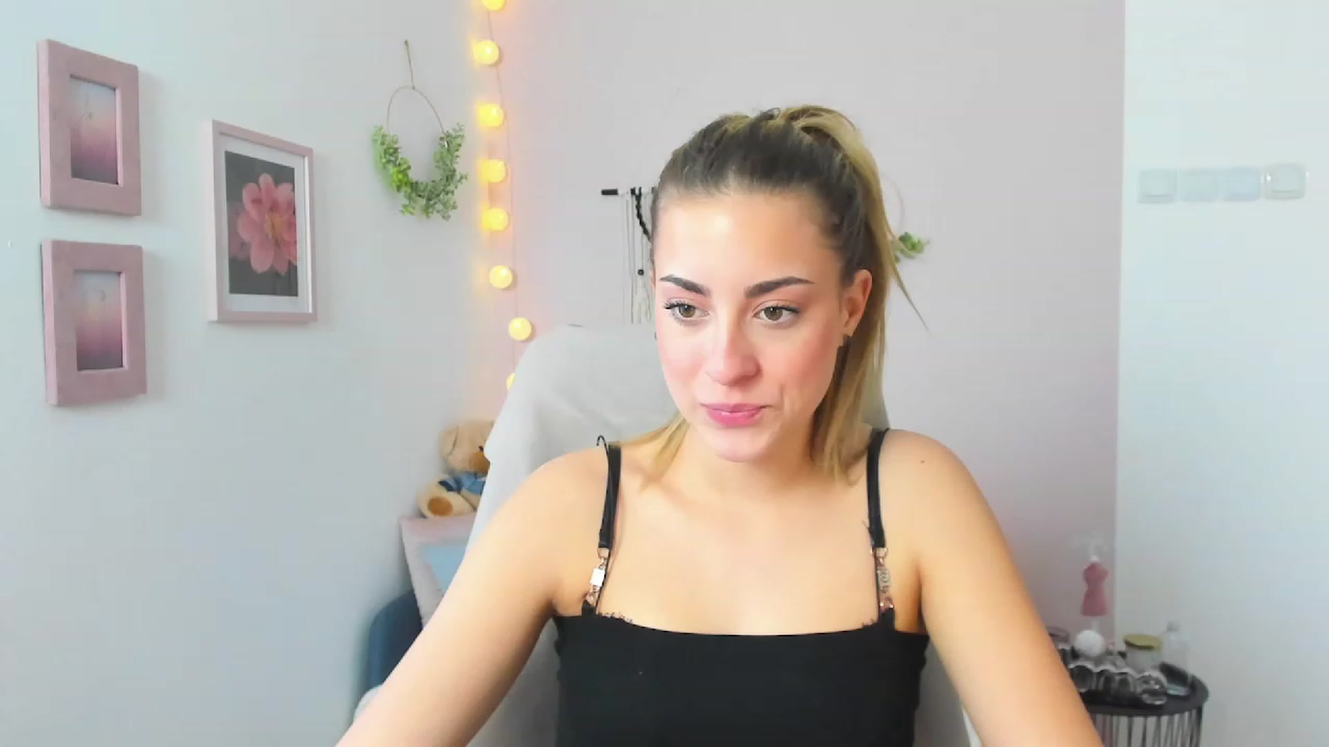 Gallery image thumbnail from Gia_Lopez18's myfreecams stream on, 03/29/2023, 11:32 image 6 of 20