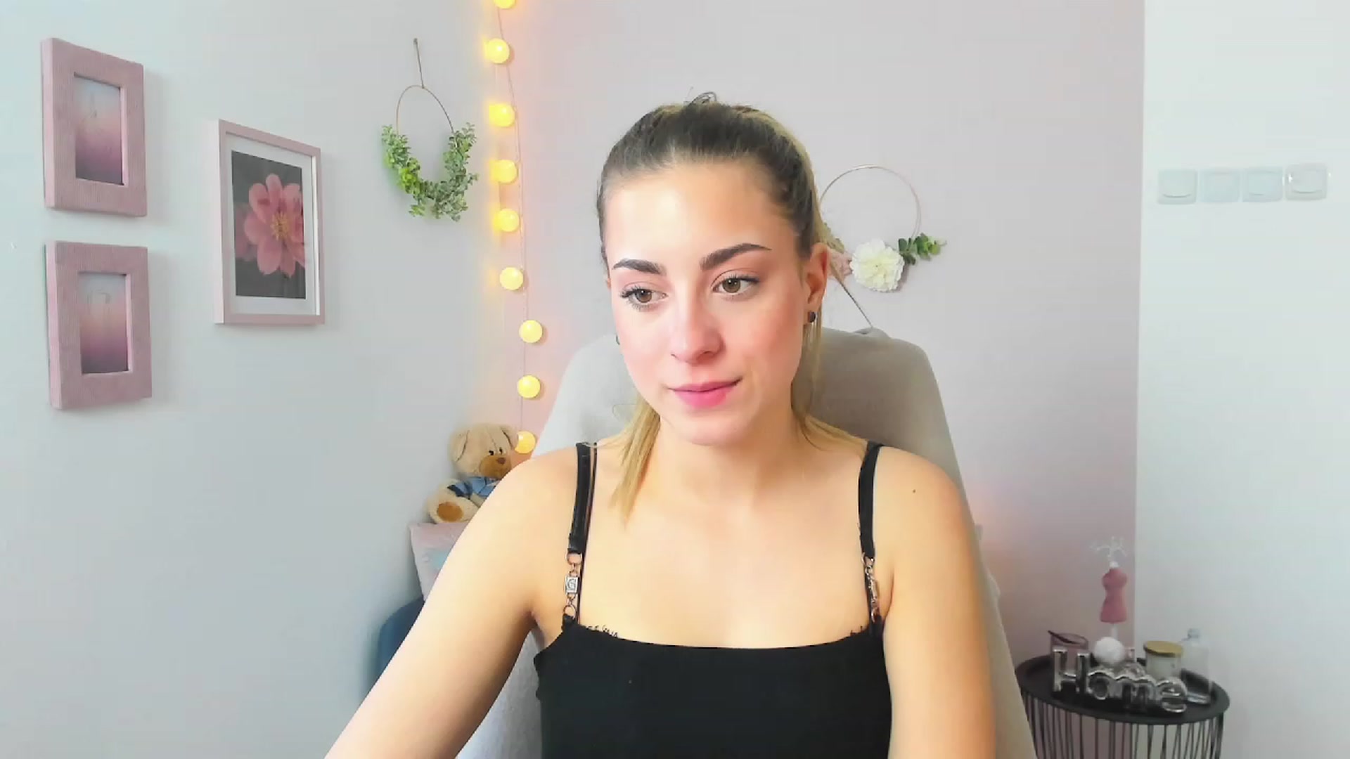 Gallery image thumbnail from Gia_Lopez18's myfreecams stream on, 03/29/2023, 11:32 image 8 of 20