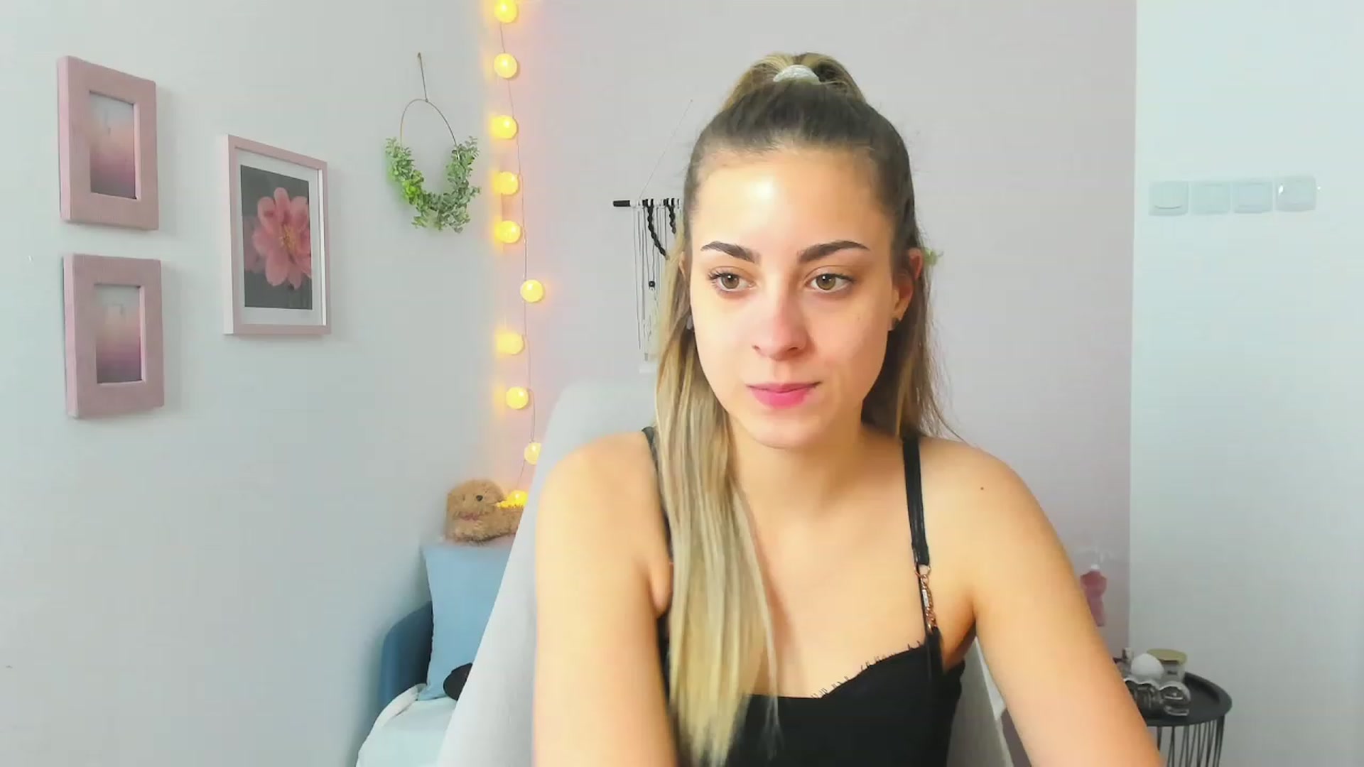 Gallery image thumbnail from Gia_Lopez18's myfreecams stream on, 04/14/2023, 13:38 image 15 of 20