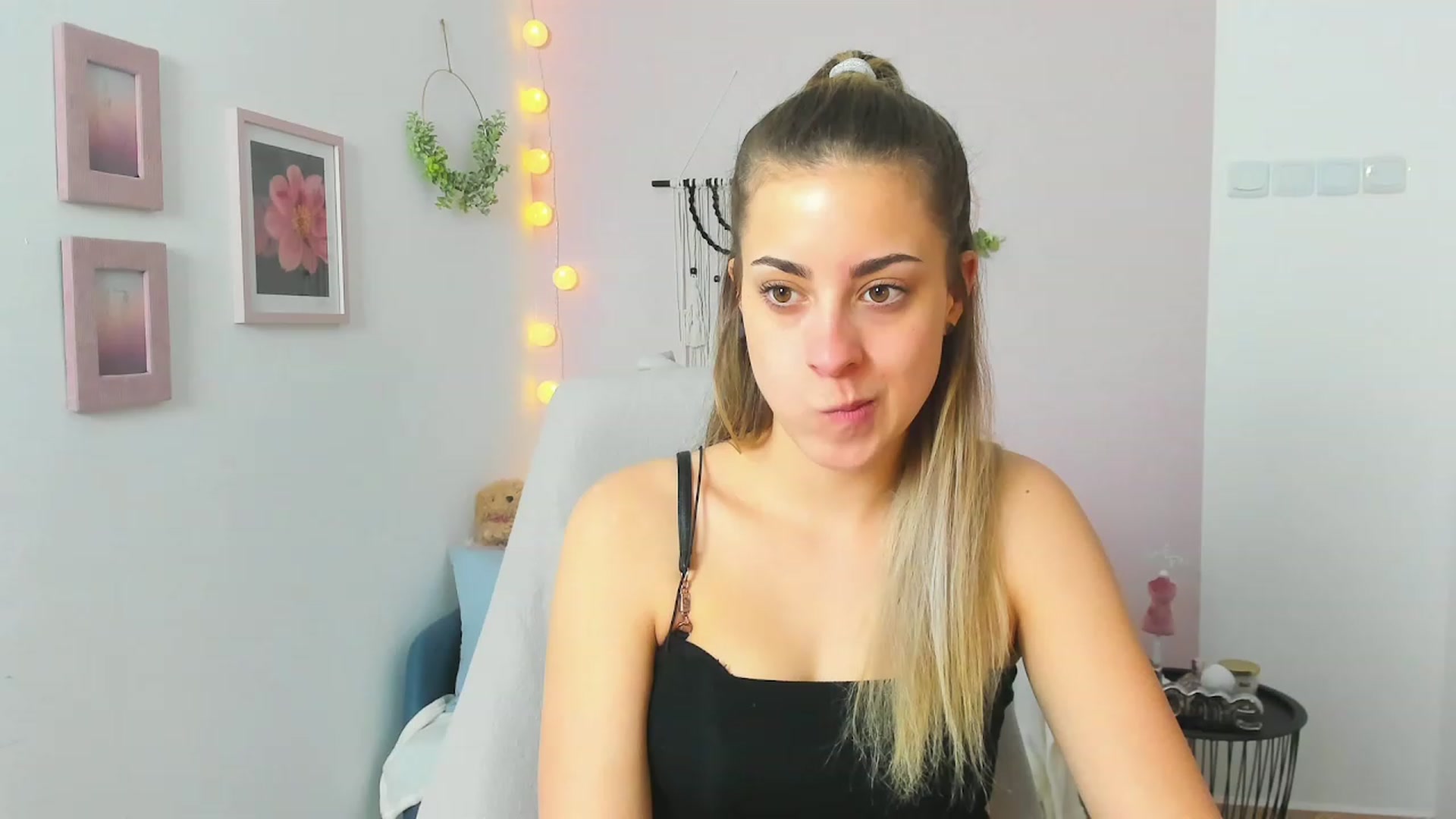 Gallery image thumbnail from Gia_Lopez18's myfreecams stream on, 04/14/2023, 14:56 image 9 of 20