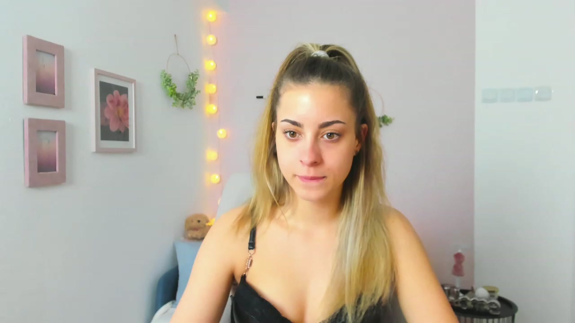 Gallery image thumbnail from Gia_Lopez18's myfreecams stream on, 04/14/2023, 14:56 image 17 of 20