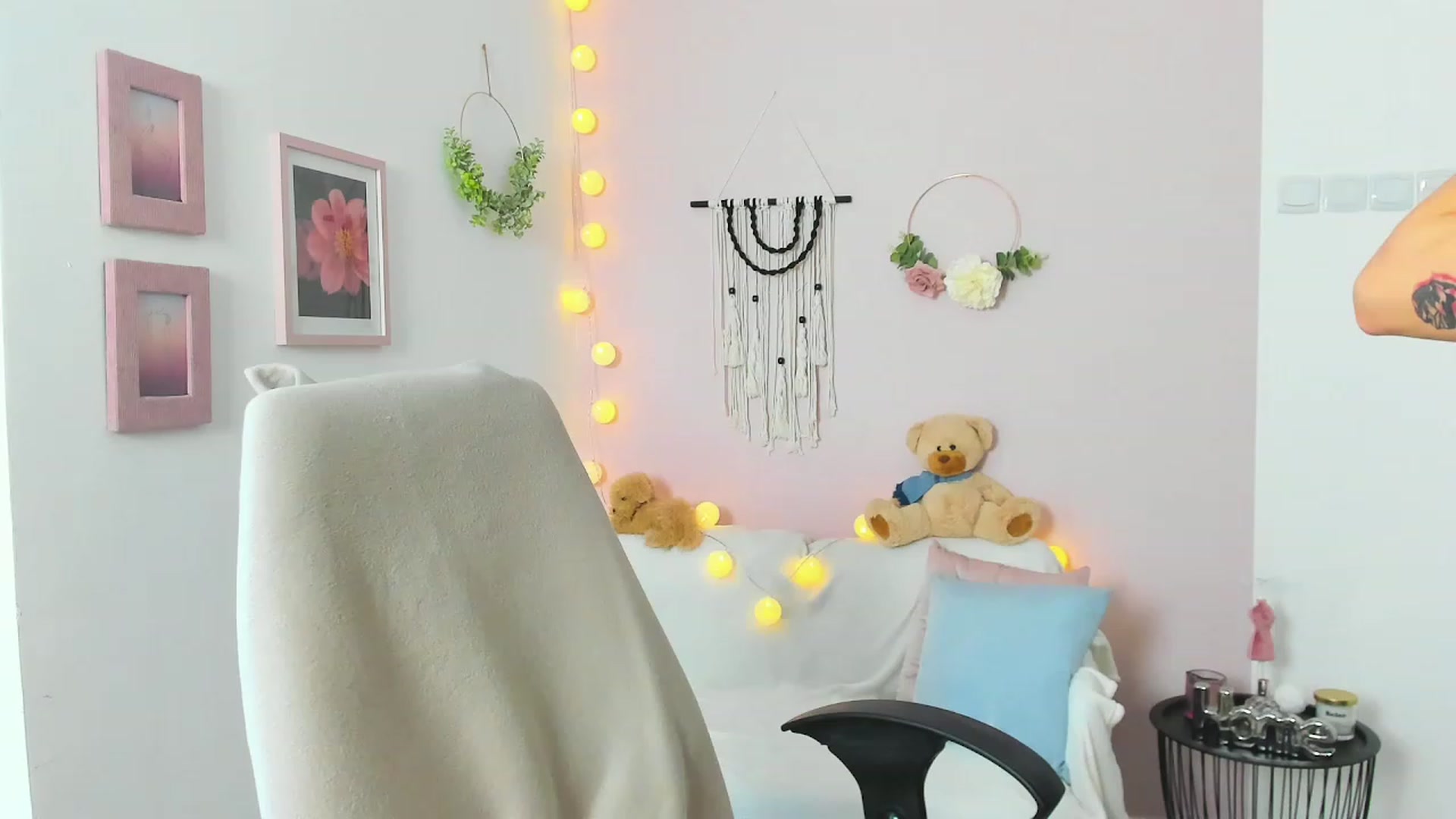 Gallery image thumbnail from Gia_Lopez18's myfreecams stream on, 04/20/2023, 12:15 image 6 of 20