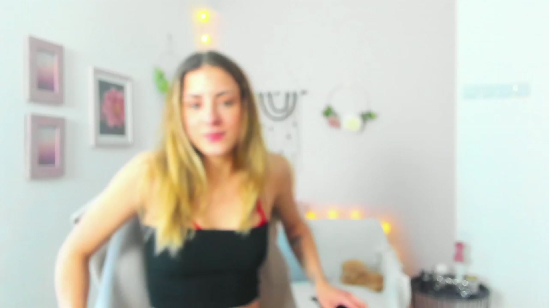 Gallery image thumbnail from Gia_Lopez18's myfreecams stream on, 04/30/2023, 12:20 image 16 of 20