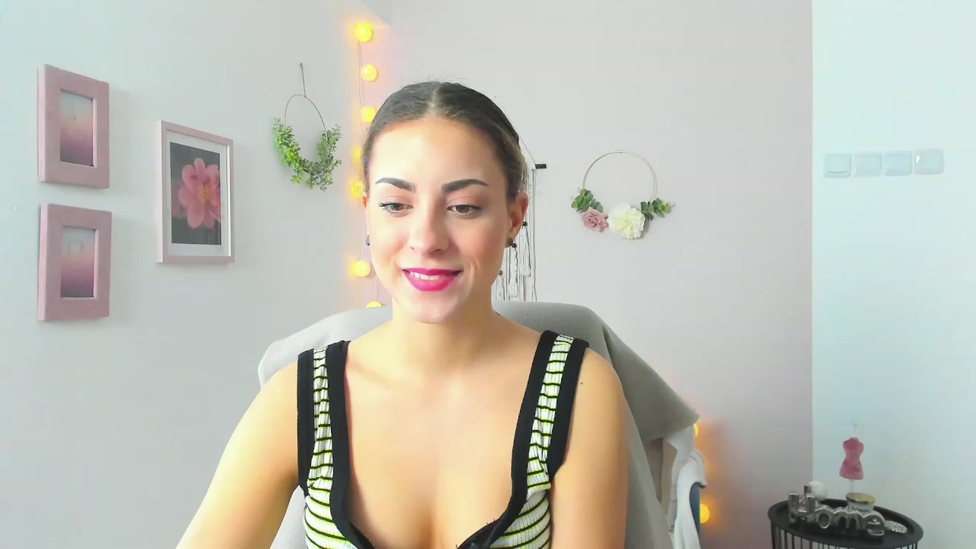 Gallery image thumbnail from Gia_Lopez18's myfreecams stream on, 05/04/2023, 10:03 image 16 of 20