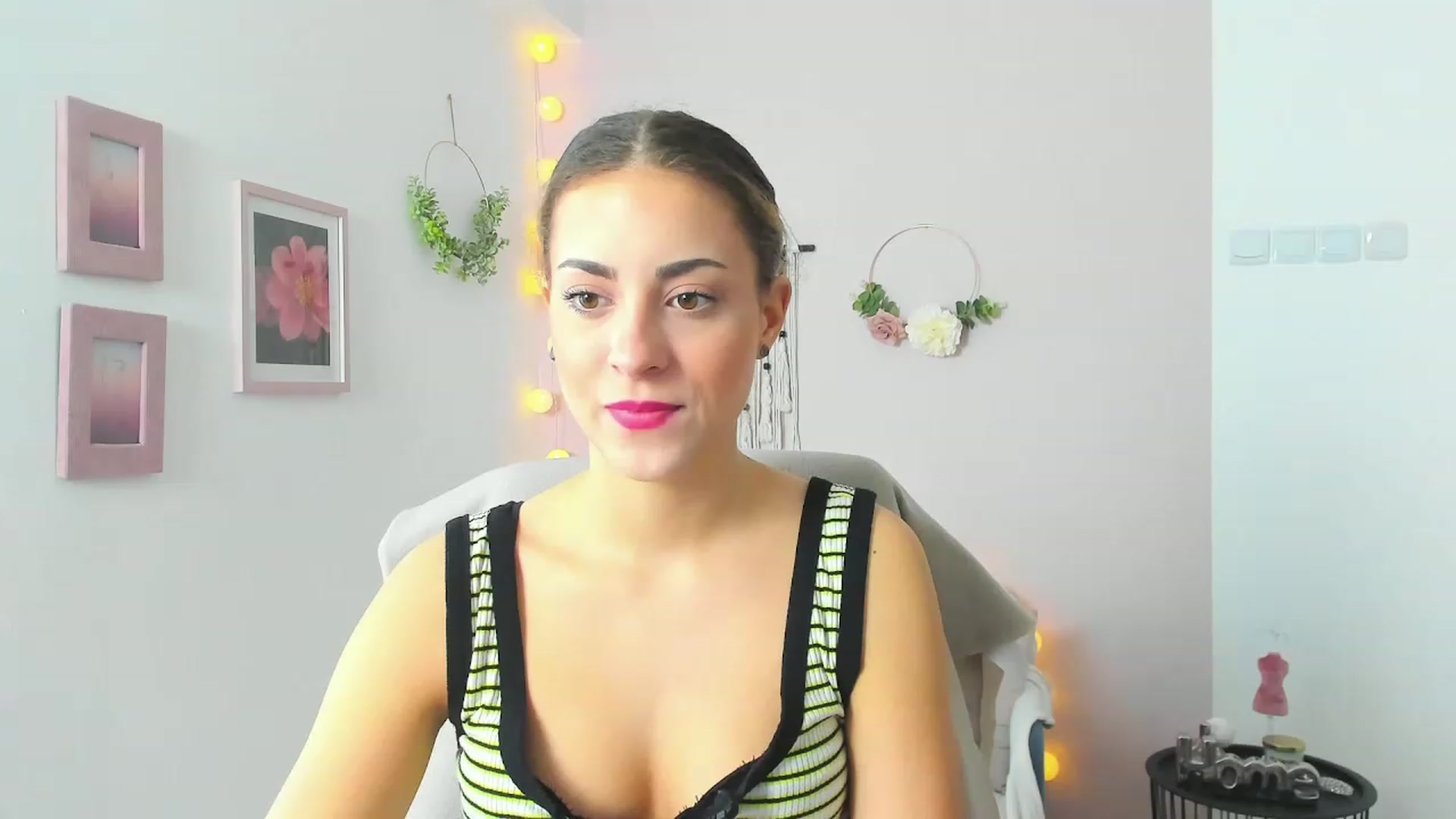 Gallery image thumbnail from Gia_Lopez18's myfreecams stream on, 05/04/2023, 10:03 image 15 of 20