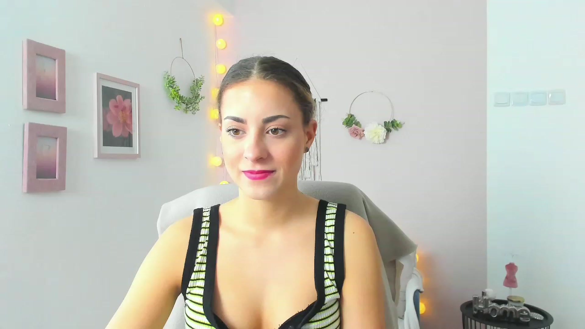 Gallery image thumbnail from Gia_Lopez18's myfreecams stream on, 05/04/2023, 10:03 image 19 of 20
