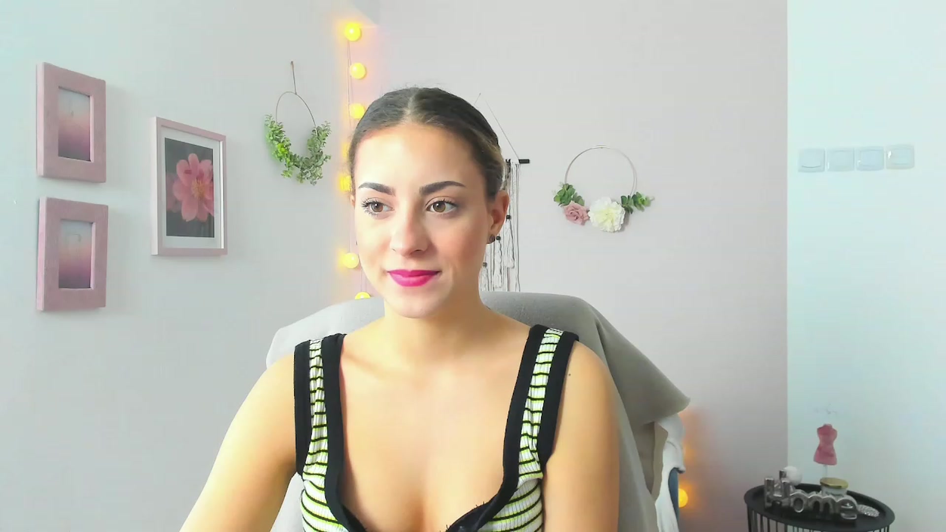 Gallery image thumbnail from Gia_Lopez18's myfreecams stream on, 05/04/2023, 10:03 image 17 of 20