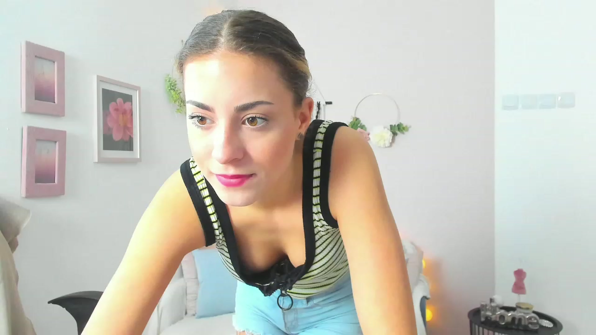 Gallery image thumbnail from Gia_Lopez18's myfreecams stream on, 05/04/2023, 10:49 image 14 of 20