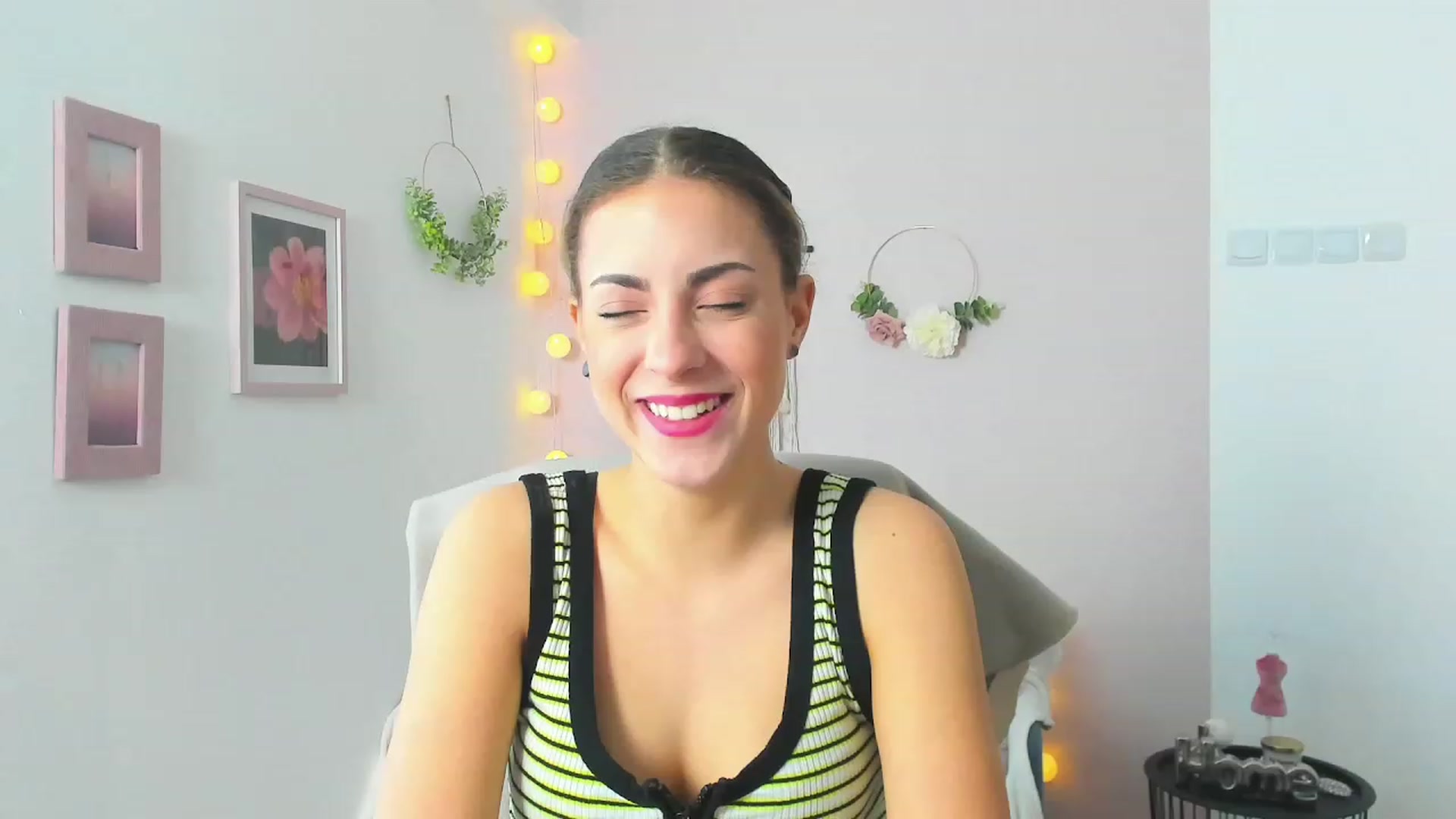 Gallery image thumbnail from Gia_Lopez18's myfreecams stream on, 05/04/2023, 10:49 image 8 of 20