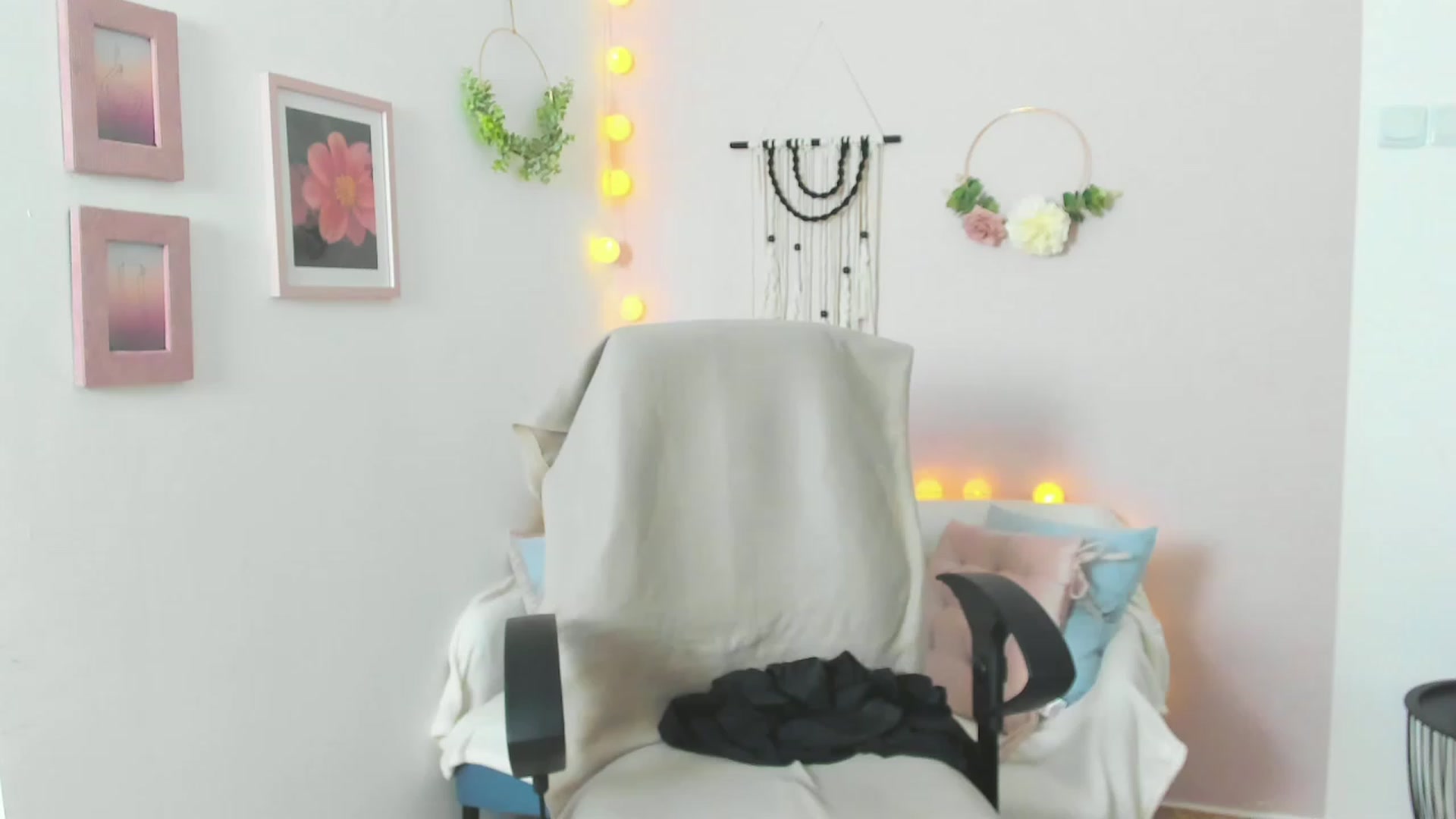 Gallery image thumbnail from Gia_Lopez18's myfreecams stream on, 05/09/2023, 09:18 image 4 of 20