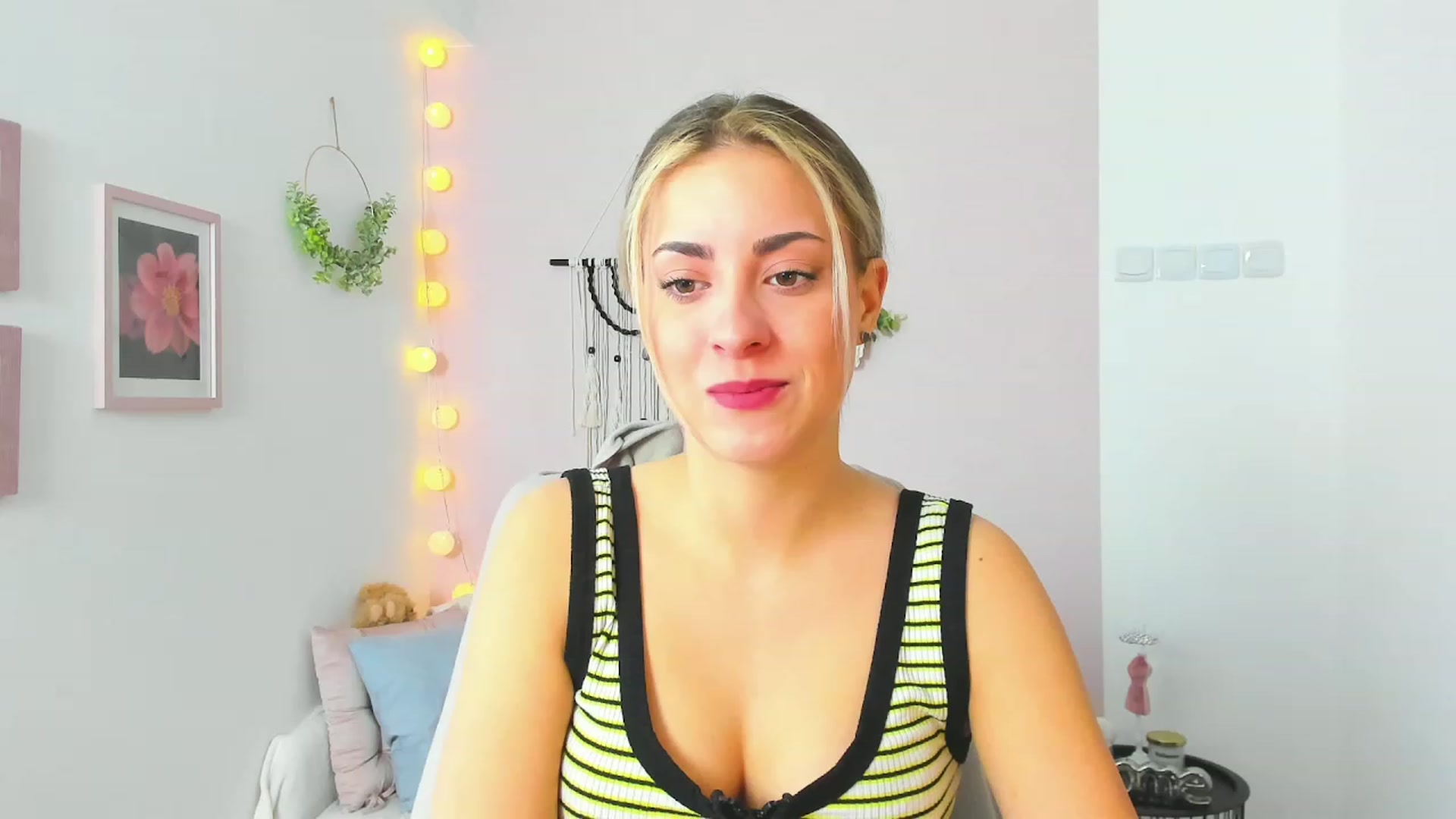 Gallery image thumbnail from Gia_Lopez18's myfreecams stream on, 05/11/2023, 08:29 image 14 of 20