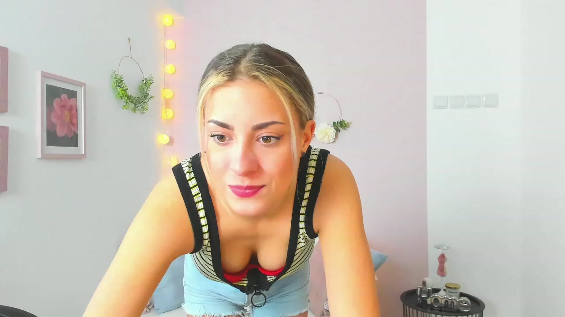 Gallery image thumbnail from Gia_Lopez18's myfreecams stream on, 05/11/2023, 08:29 image 12 of 20