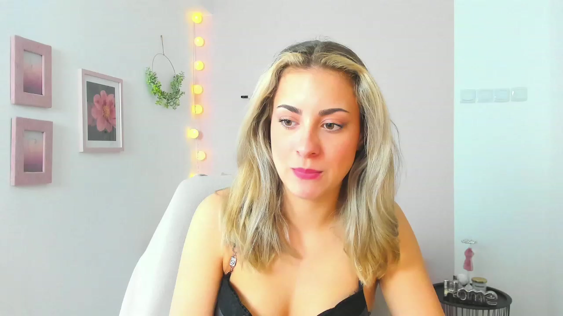 Gallery image thumbnail from Gia_Lopez18's myfreecams stream on, 05/12/2023, 08:54 image 6 of 20