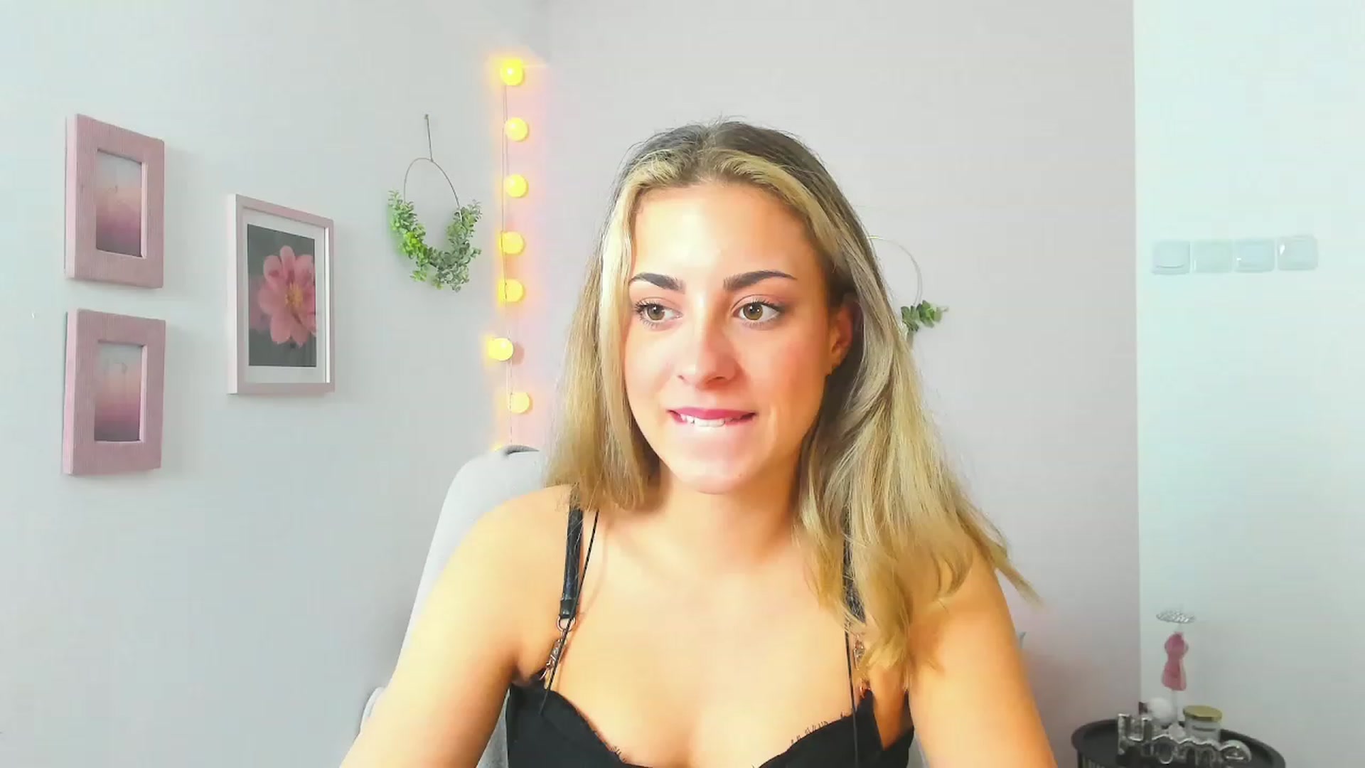 Gallery image thumbnail from Gia_Lopez18's myfreecams stream on, 05/12/2023, 10:37 image 1 of 20