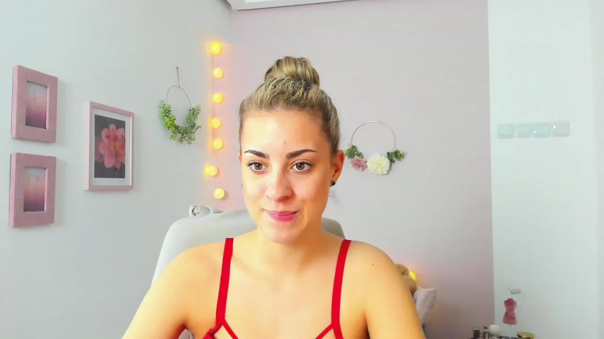 Gallery image thumbnail from Gia_Lopez18's myfreecams stream on, 05/17/2023, 13:22 image 16 of 20