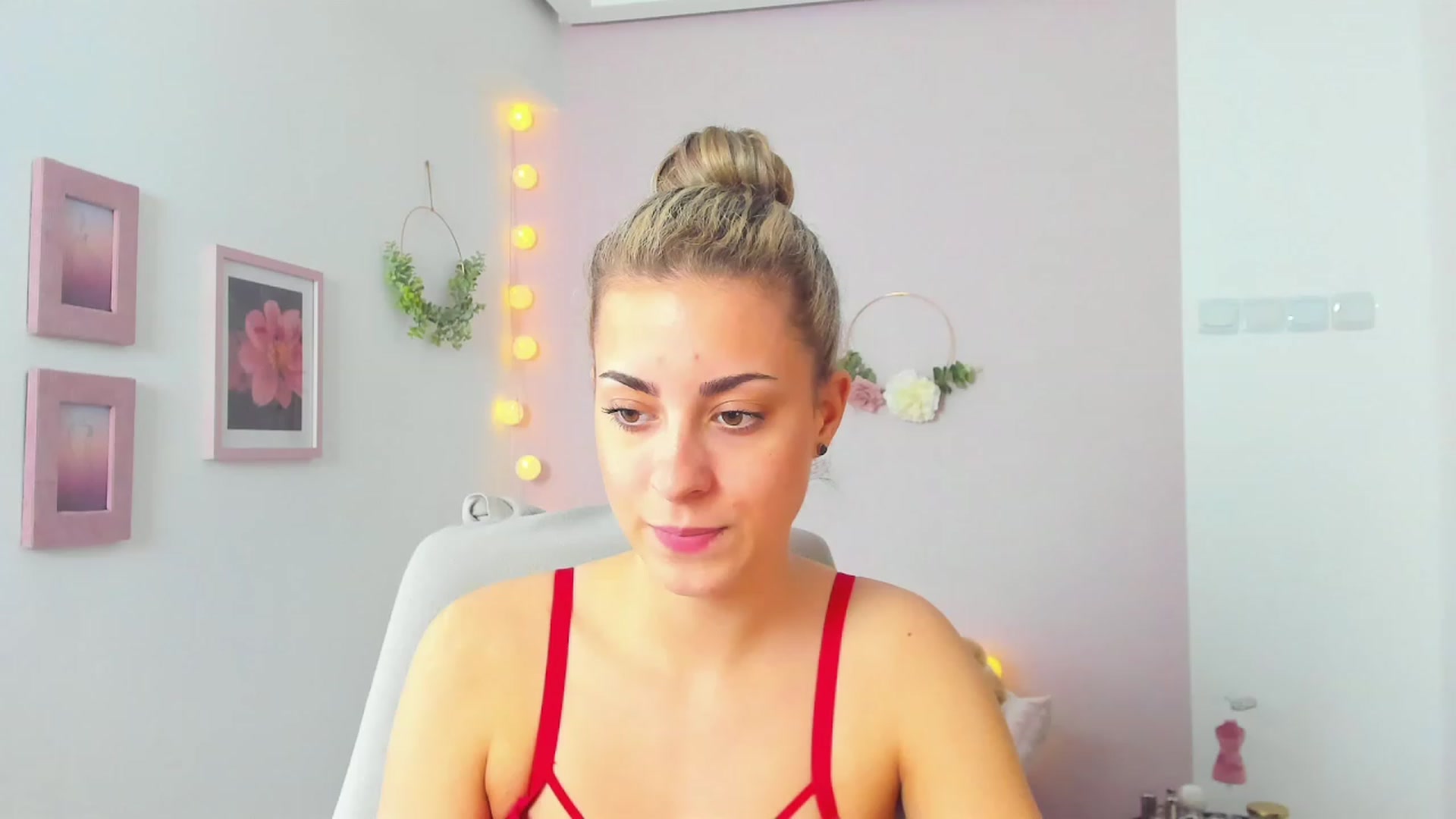 Gallery image thumbnail from Gia_Lopez18's myfreecams stream on, 05/17/2023, 13:22 image 15 of 20