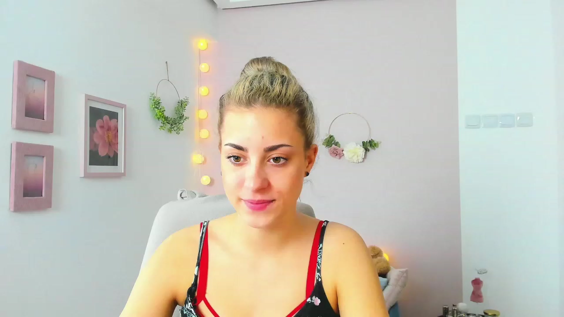 Gallery image thumbnail from Gia_Lopez18's myfreecams stream on, 05/17/2023, 13:22 image 7 of 20