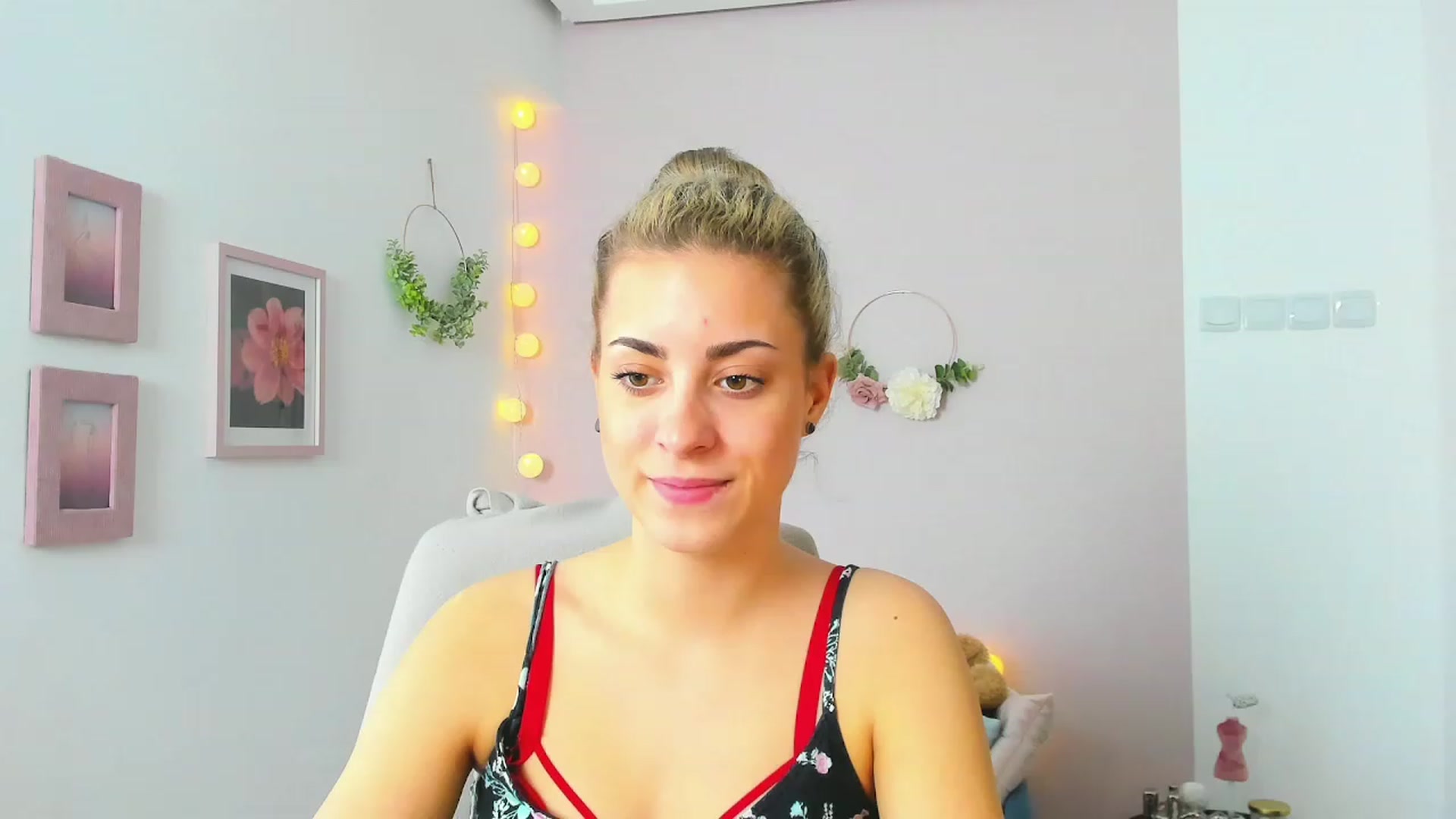 Gallery image thumbnail from Gia_Lopez18's myfreecams stream on, 05/17/2023, 13:22 image 6 of 20