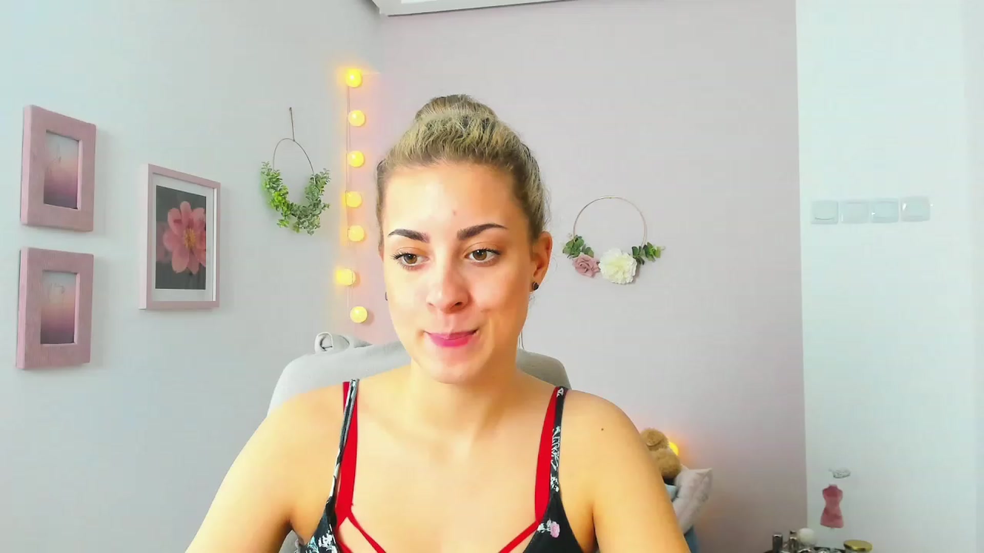 Gallery image thumbnail from Gia_Lopez18's myfreecams stream on, 05/17/2023, 13:22 image 3 of 20