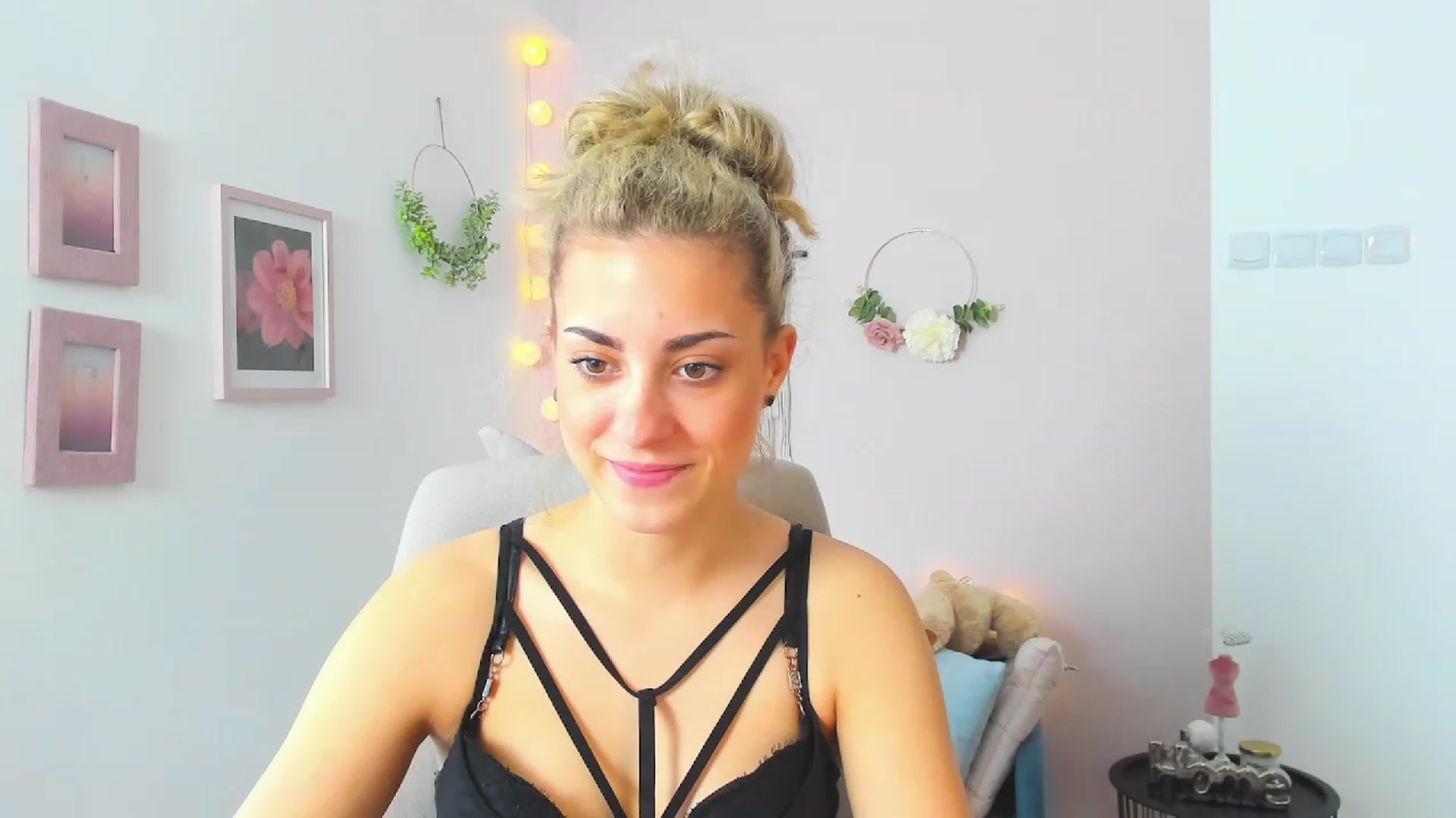 Gallery image thumbnail from Gia_Lopez18's myfreecams stream on, 05/18/2023, 10:28 image 11 of 20
