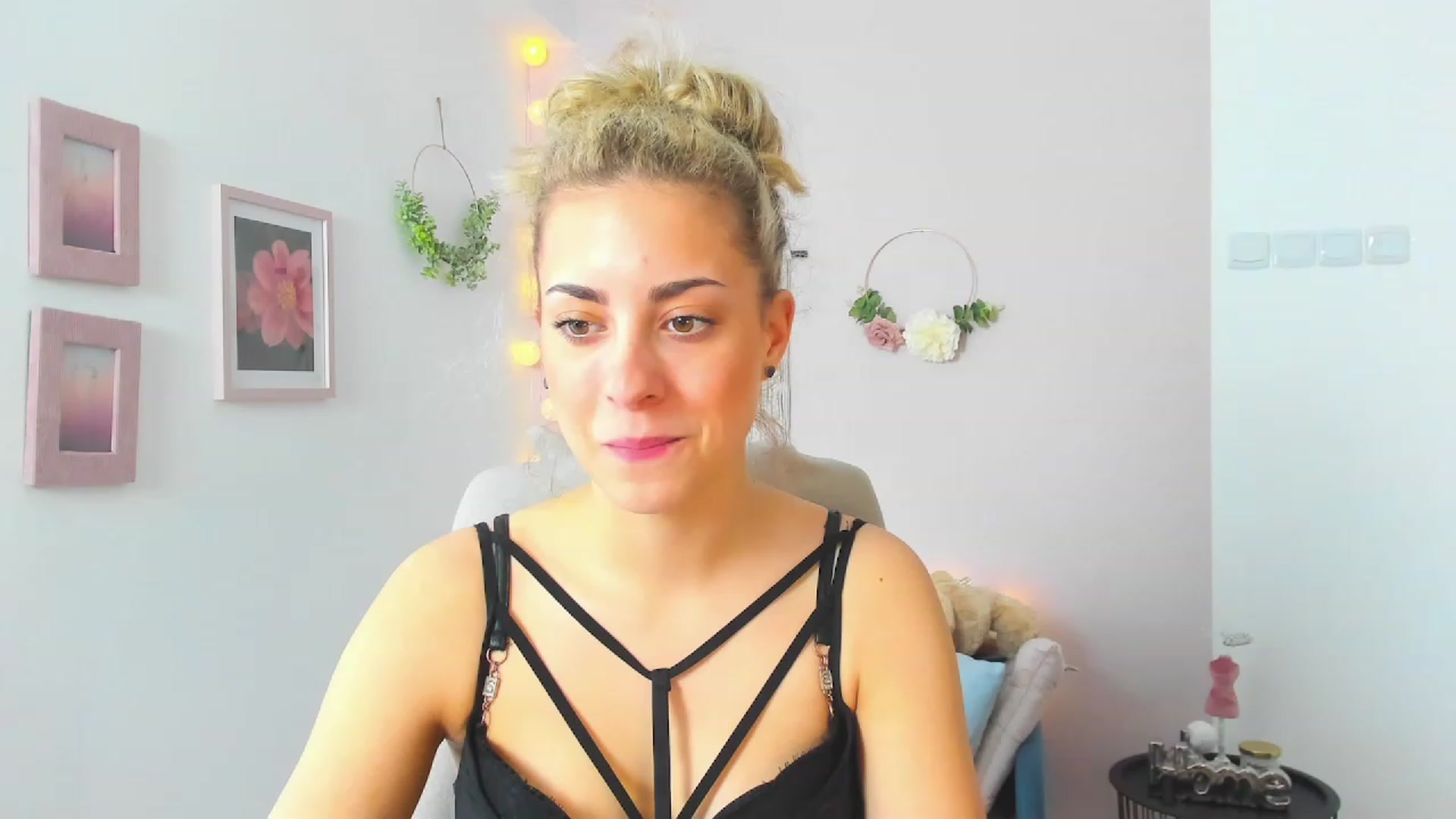 Gallery image thumbnail from Gia_Lopez18's myfreecams stream on, 05/18/2023, 10:28 image 2 of 20