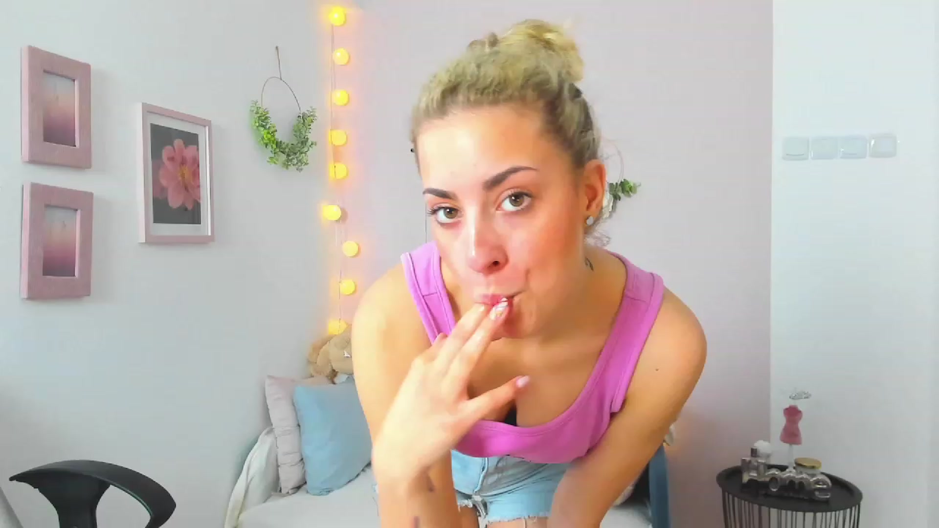 Gallery image thumbnail from Gia_Lopez18's myfreecams stream on, 05/19/2023, 12:11 image 4 of 20