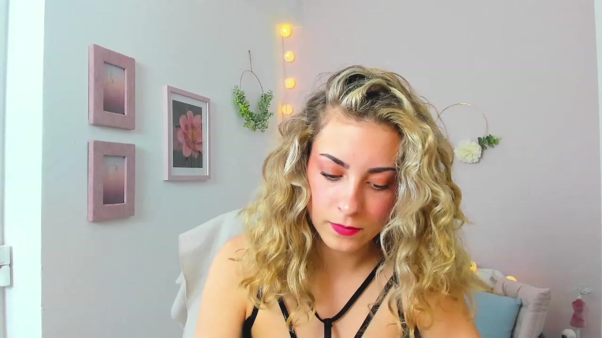 Gallery image thumbnail from Gia_Lopez18's myfreecams stream on, 05/25/2023, 16:54 image 5 of 20