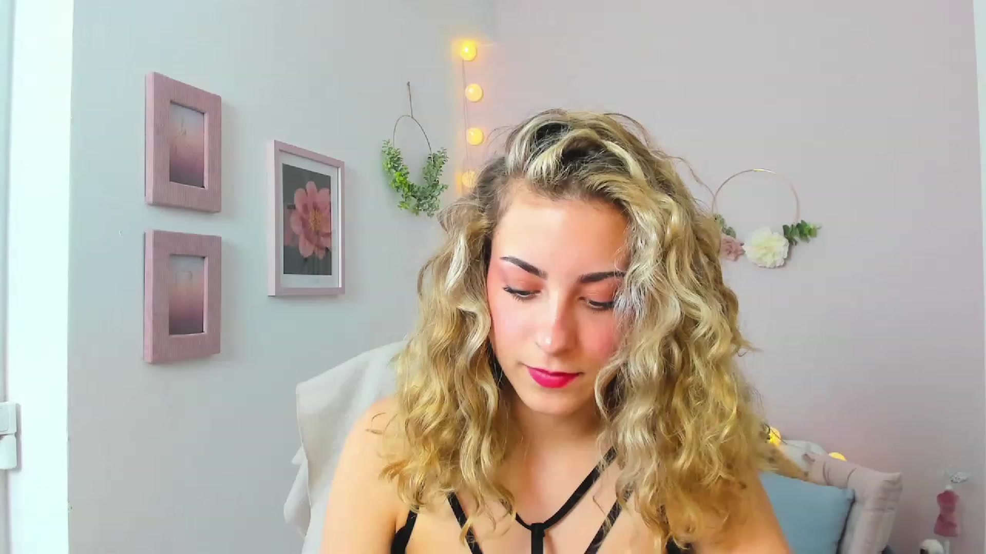 Gallery image thumbnail from Gia_Lopez18's myfreecams stream on, 05/25/2023, 16:54 image 13 of 20