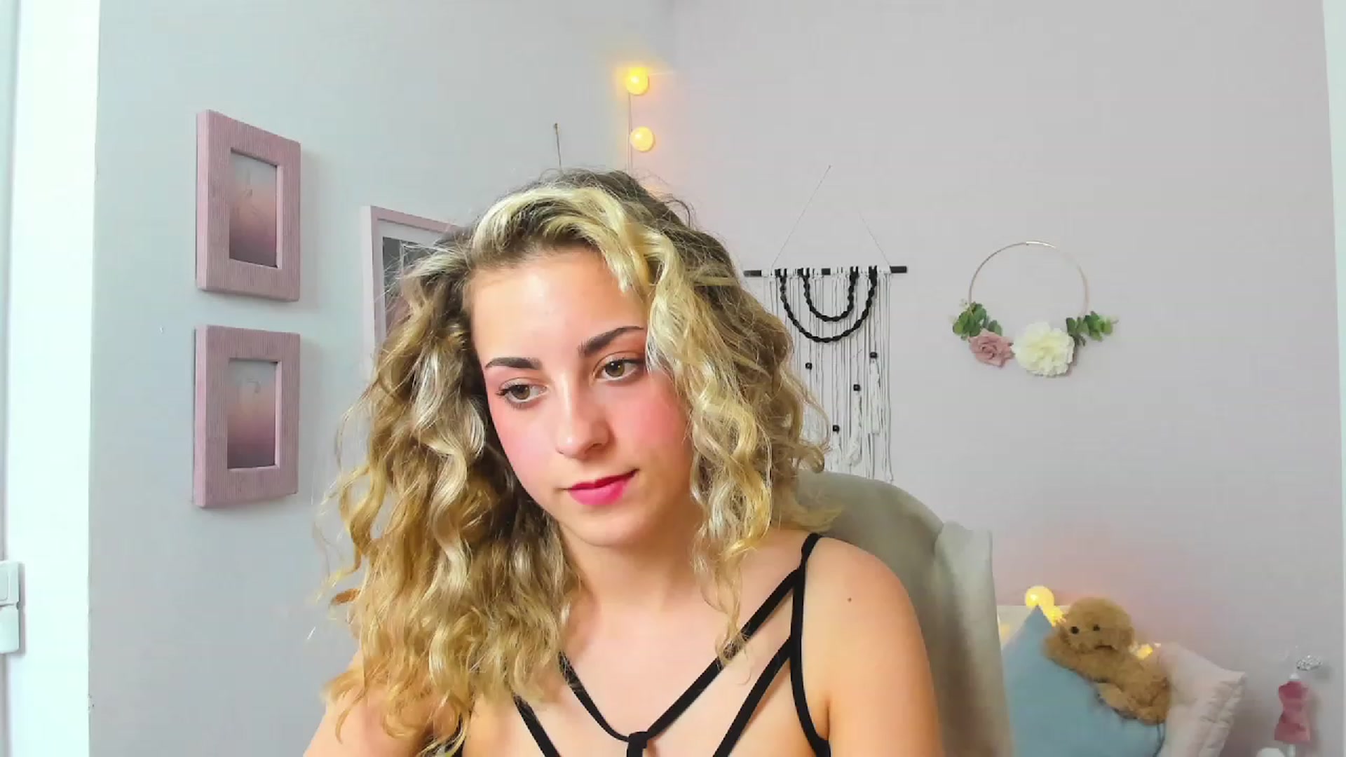Gallery image thumbnail from Gia_Lopez18's myfreecams stream on, 05/25/2023, 18:13 image 2 of 20