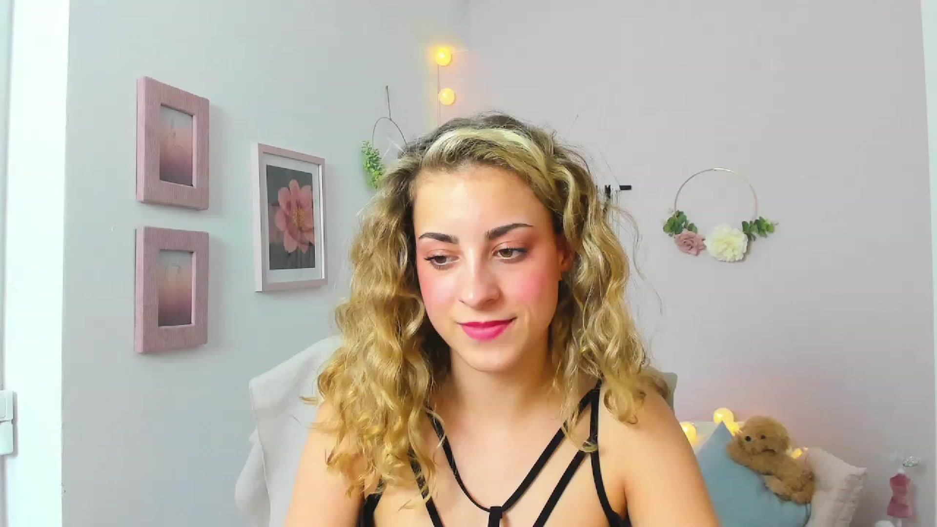 Gallery image thumbnail from Gia_Lopez18's myfreecams stream on, 05/25/2023, 18:13 image 6 of 20