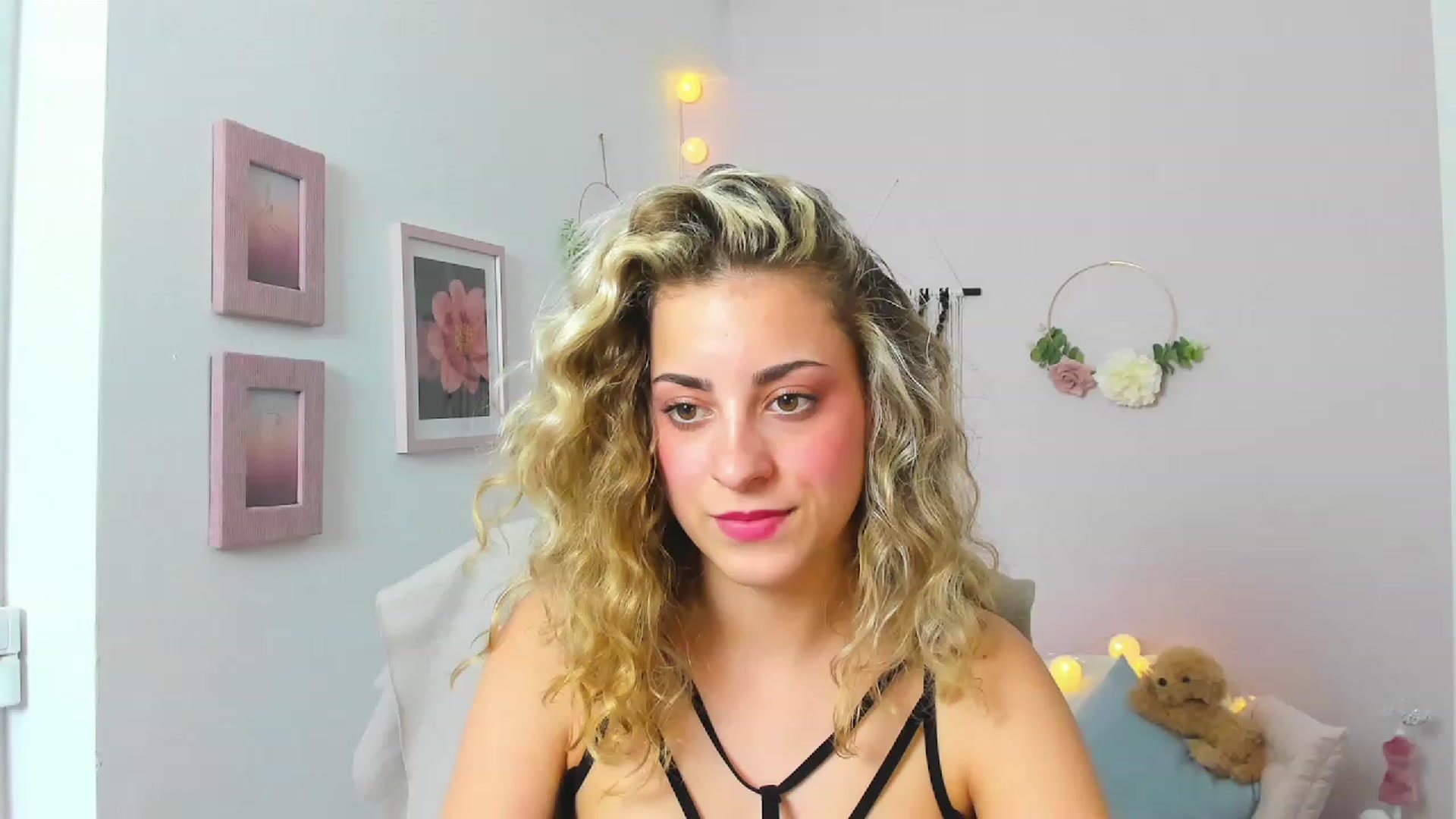 Gallery image thumbnail from Gia_Lopez18's myfreecams stream on, 05/25/2023, 18:13 image 19 of 20
