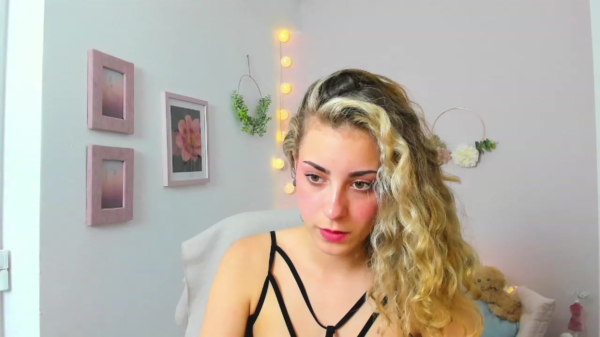 Gallery image thumbnail from Gia_Lopez18's myfreecams stream on, 05/25/2023, 18:13 image 3 of 20