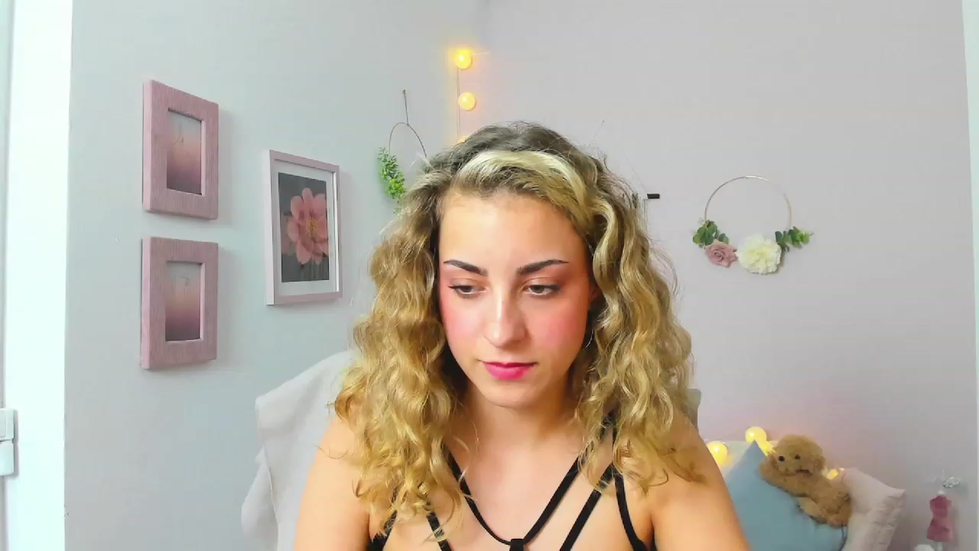 Gallery image thumbnail from Gia_Lopez18's myfreecams stream on, 05/25/2023, 18:13 image 7 of 20