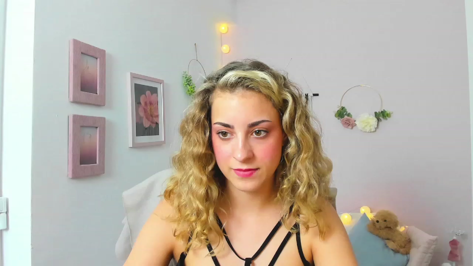 Gallery image thumbnail from Gia_Lopez18's myfreecams stream on, 05/25/2023, 18:13 image 8 of 20