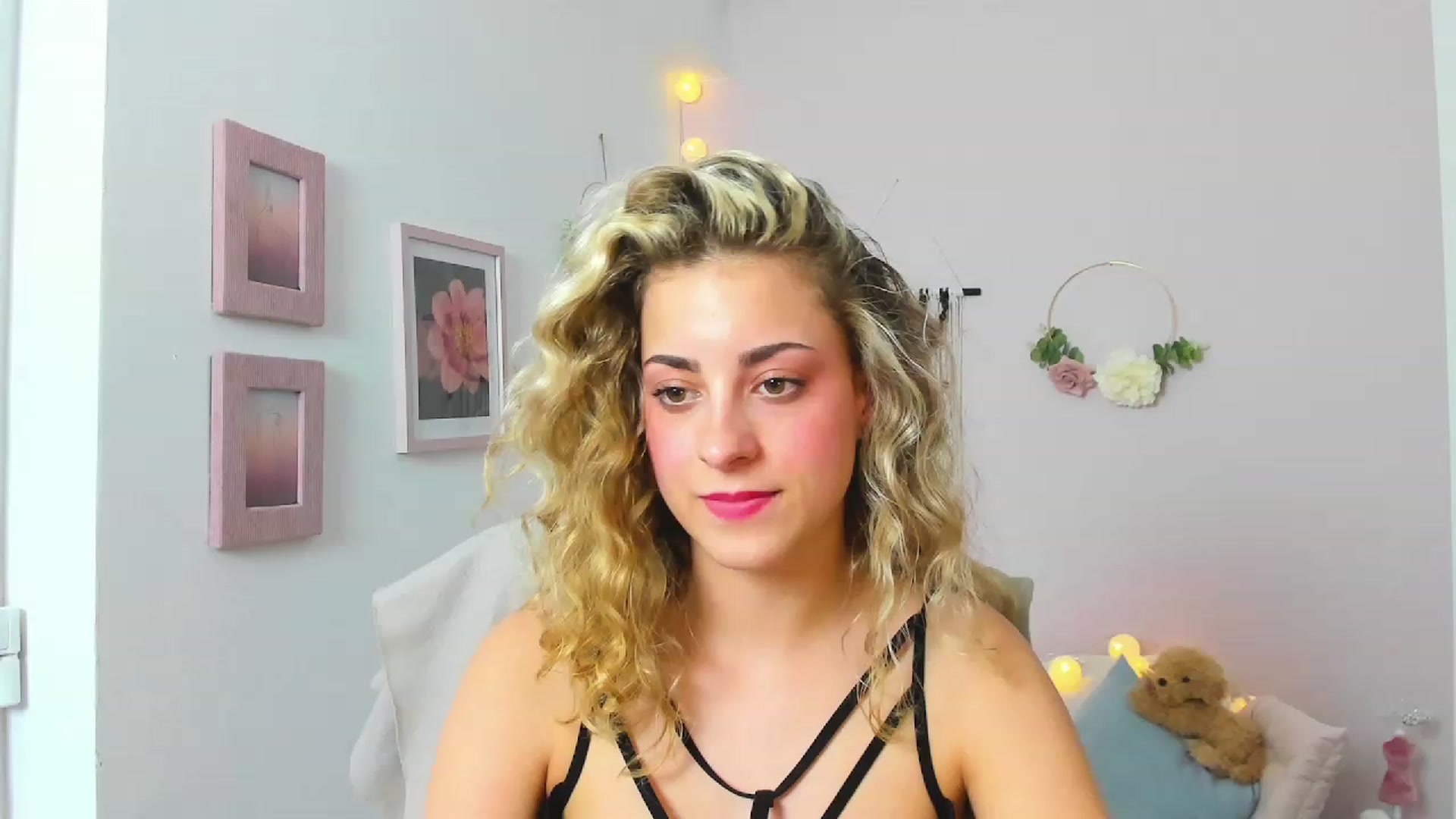 Gallery image thumbnail from Gia_Lopez18's myfreecams stream on, 05/25/2023, 18:13 image 12 of 20