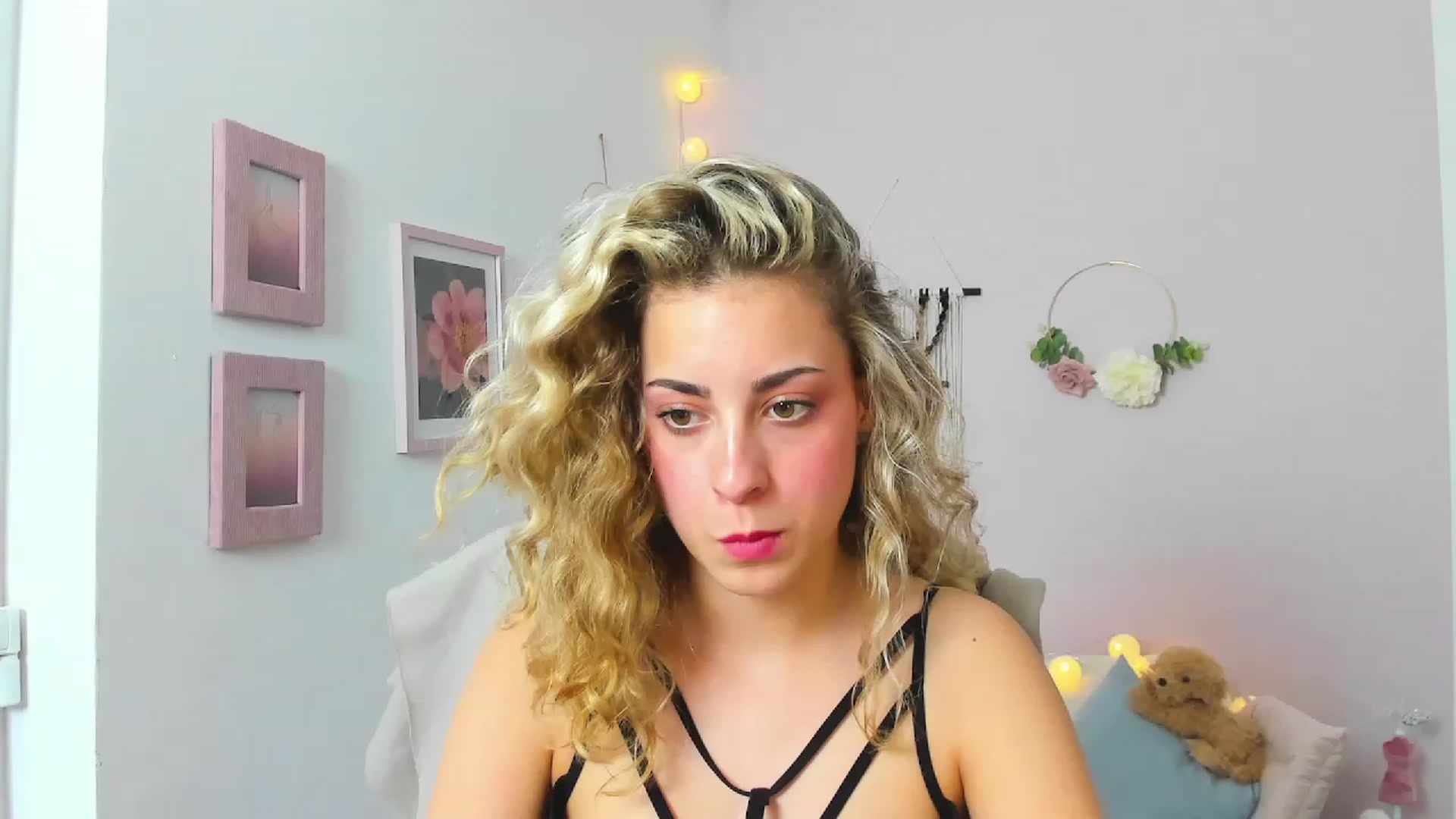 Gallery image thumbnail from Gia_Lopez18's myfreecams stream on, 05/25/2023, 18:13 image 10 of 20