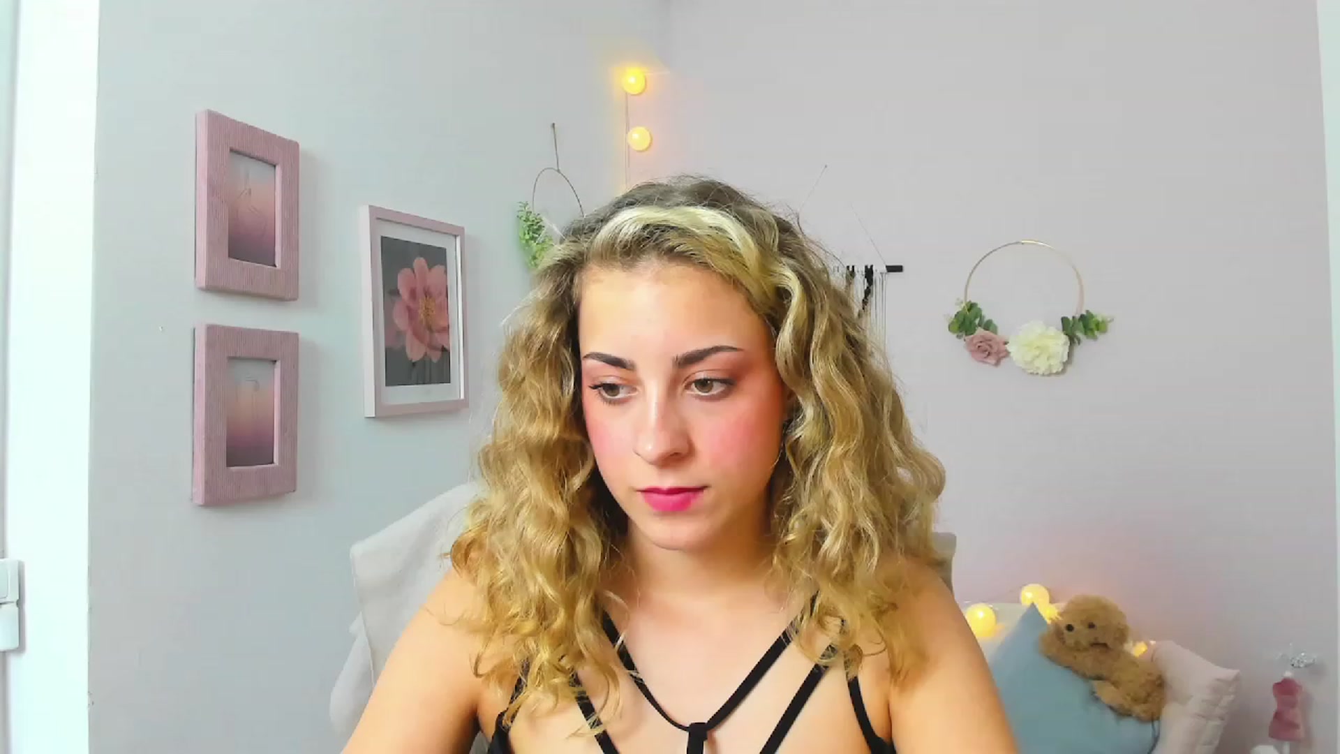 Gallery image thumbnail from Gia_Lopez18's myfreecams stream on, 05/25/2023, 18:13 image 9 of 20