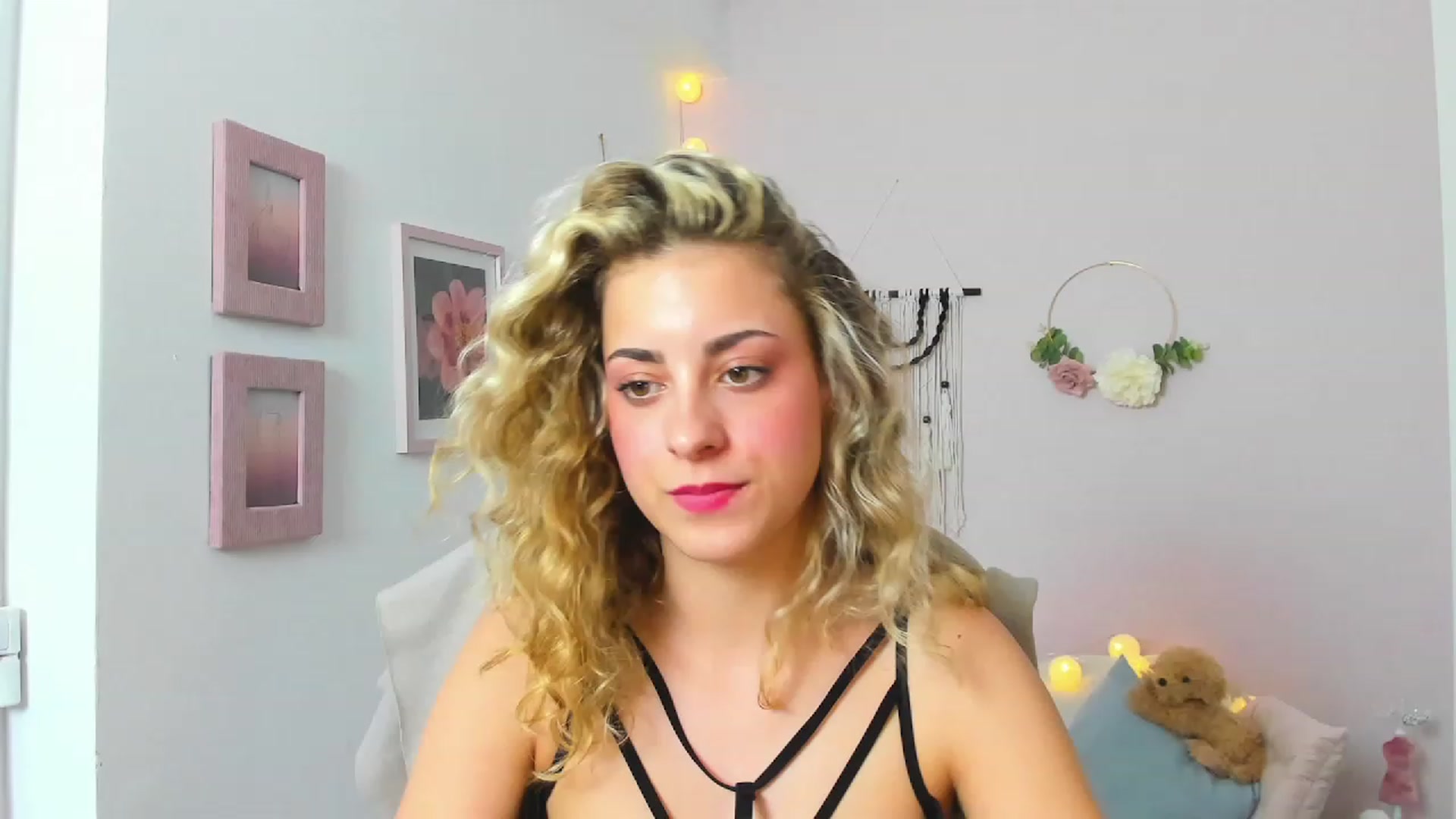 Gallery image thumbnail from Gia_Lopez18's myfreecams stream on, 05/25/2023, 18:13 image 14 of 20