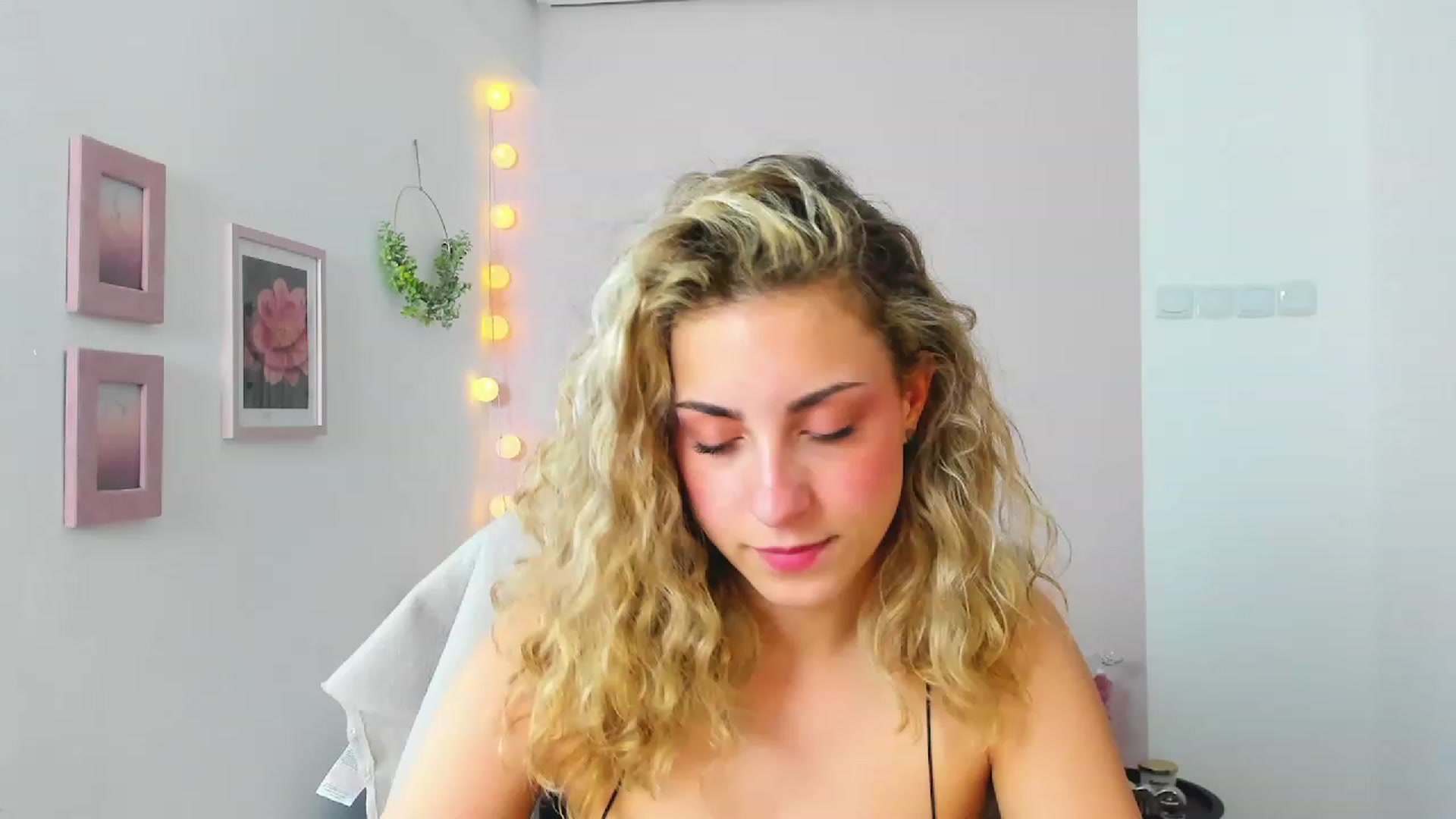 Gallery image thumbnail from Gia_Lopez18's myfreecams stream on, 05/26/2023, 11:21 image 13 of 20