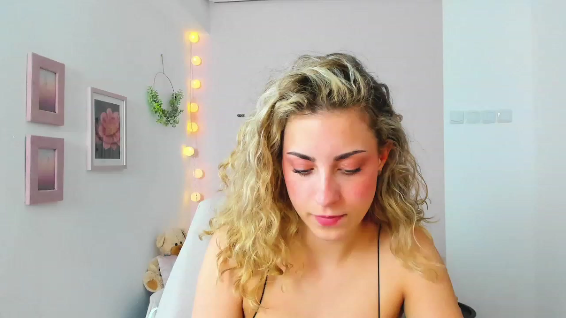 Gallery image thumbnail from Gia_Lopez18's myfreecams stream on, 05/26/2023, 11:21 image 10 of 20
