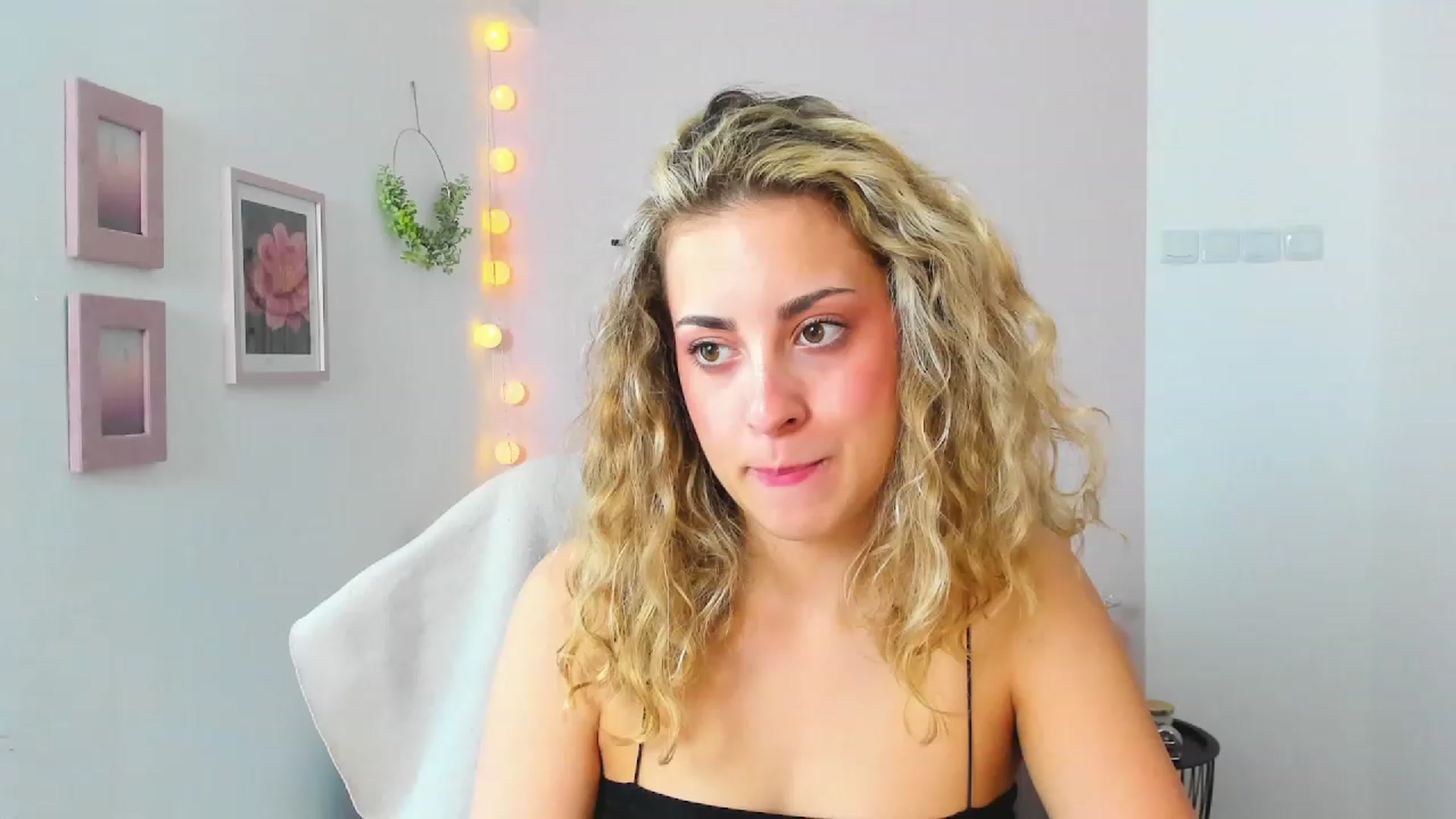 Gallery image thumbnail from Gia_Lopez18's myfreecams stream on, 05/26/2023, 13:00 image 15 of 20