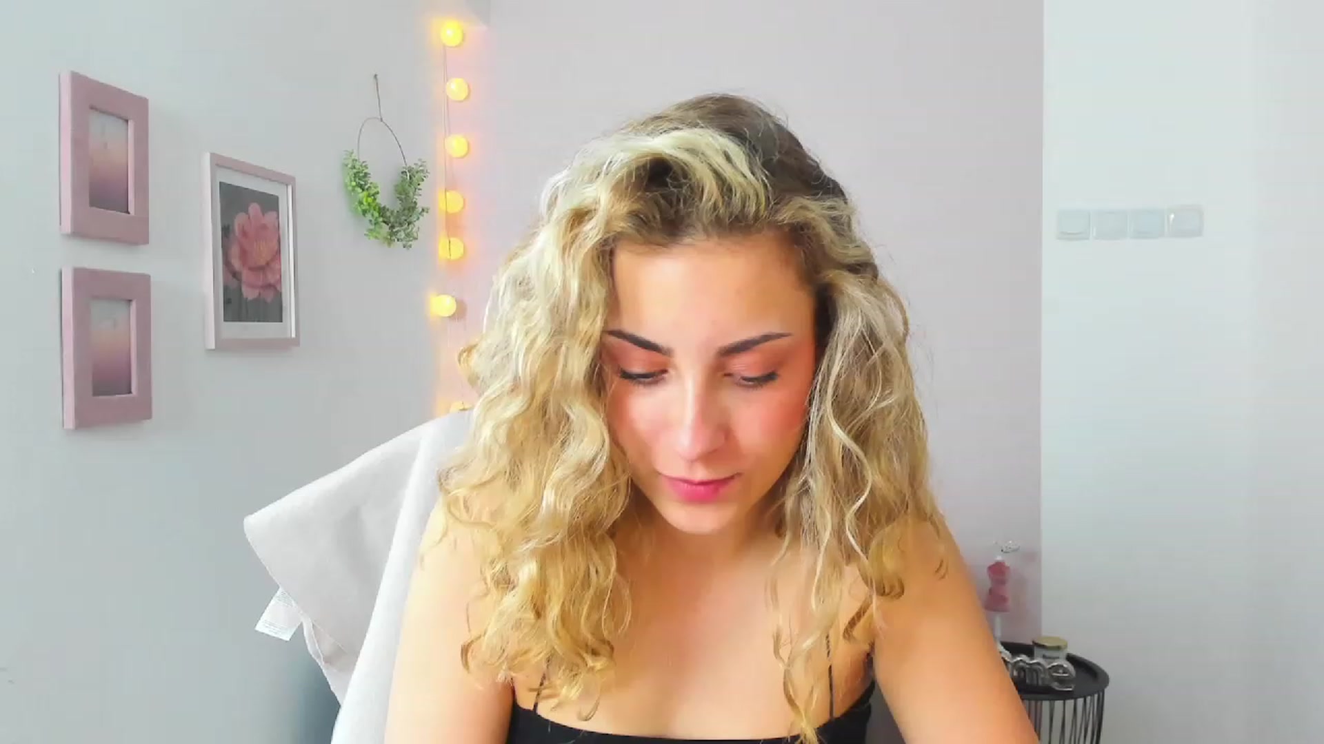 Gallery image thumbnail from Gia_Lopez18's myfreecams stream on, 05/26/2023, 13:00 image 6 of 20