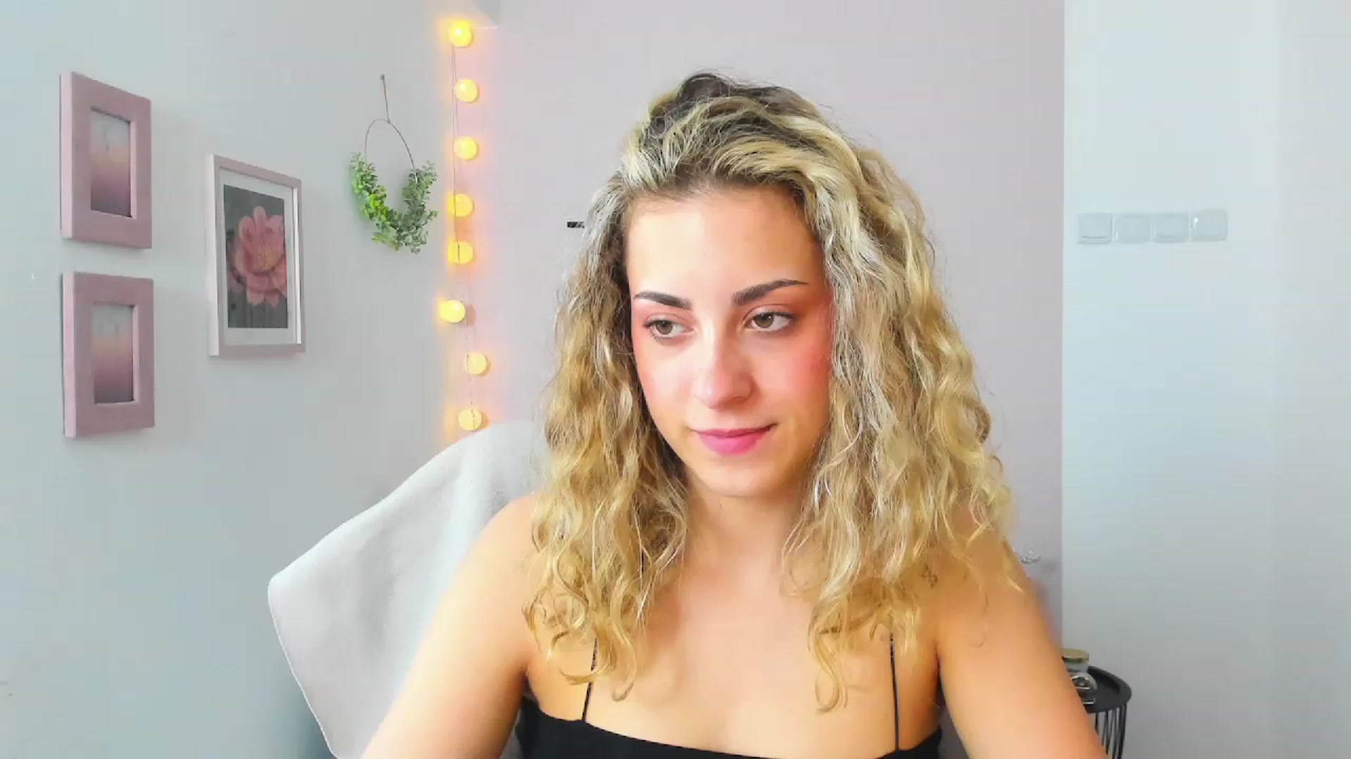 Gallery image thumbnail from Gia_Lopez18's myfreecams stream on, 05/26/2023, 13:00 image 16 of 20