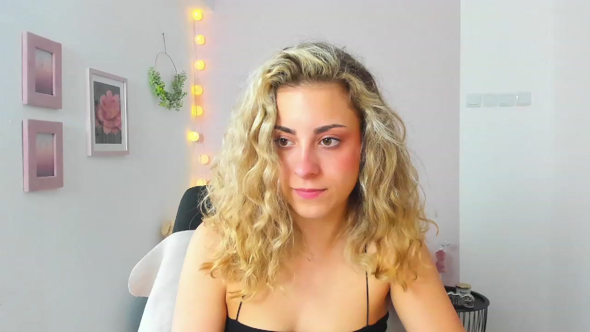 Gallery image thumbnail from Gia_Lopez18's myfreecams stream on, 05/26/2023, 15:03 image 15 of 20
