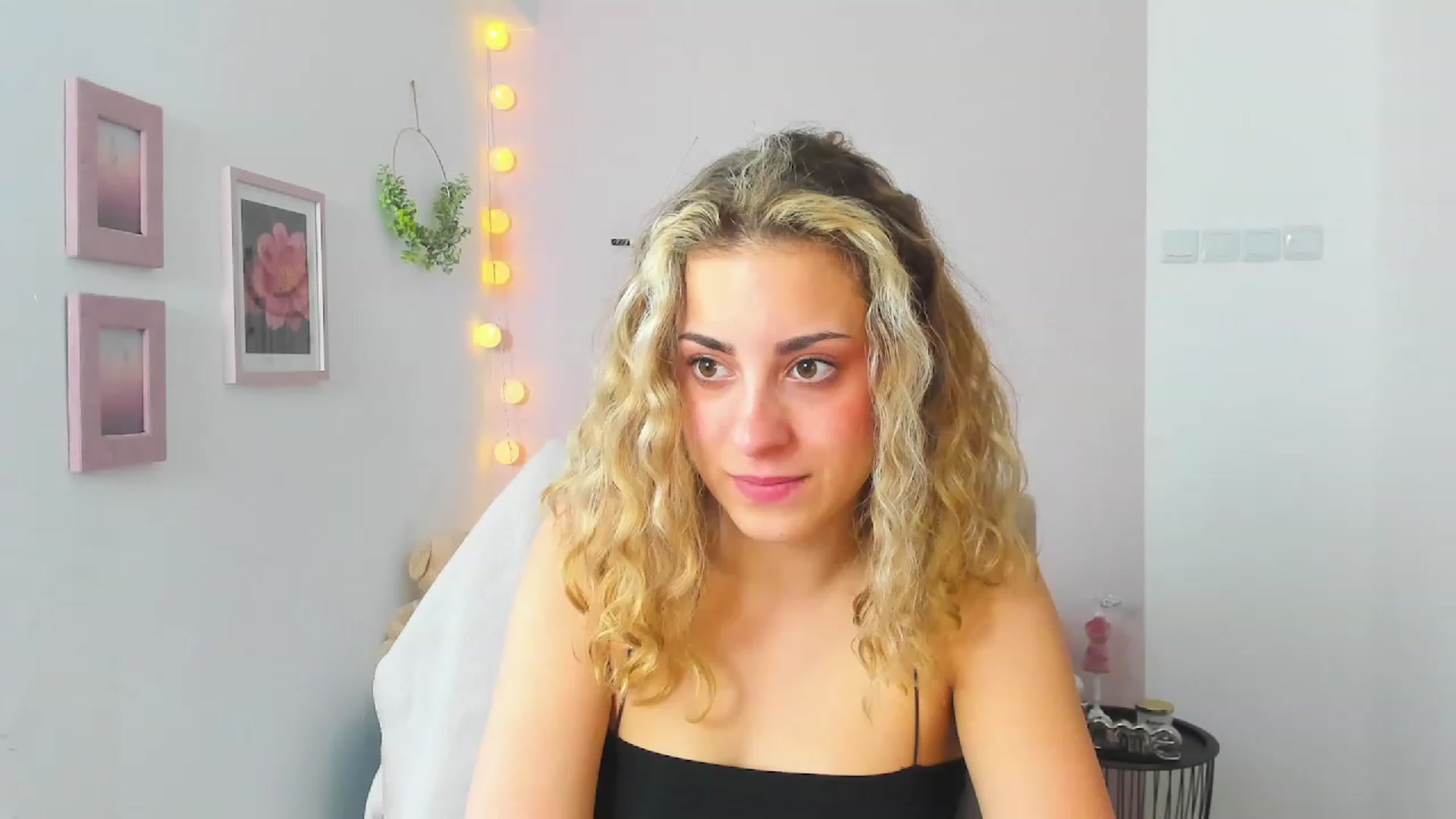 Gallery image thumbnail from Gia_Lopez18's myfreecams stream on, 05/26/2023, 15:03 image 4 of 20