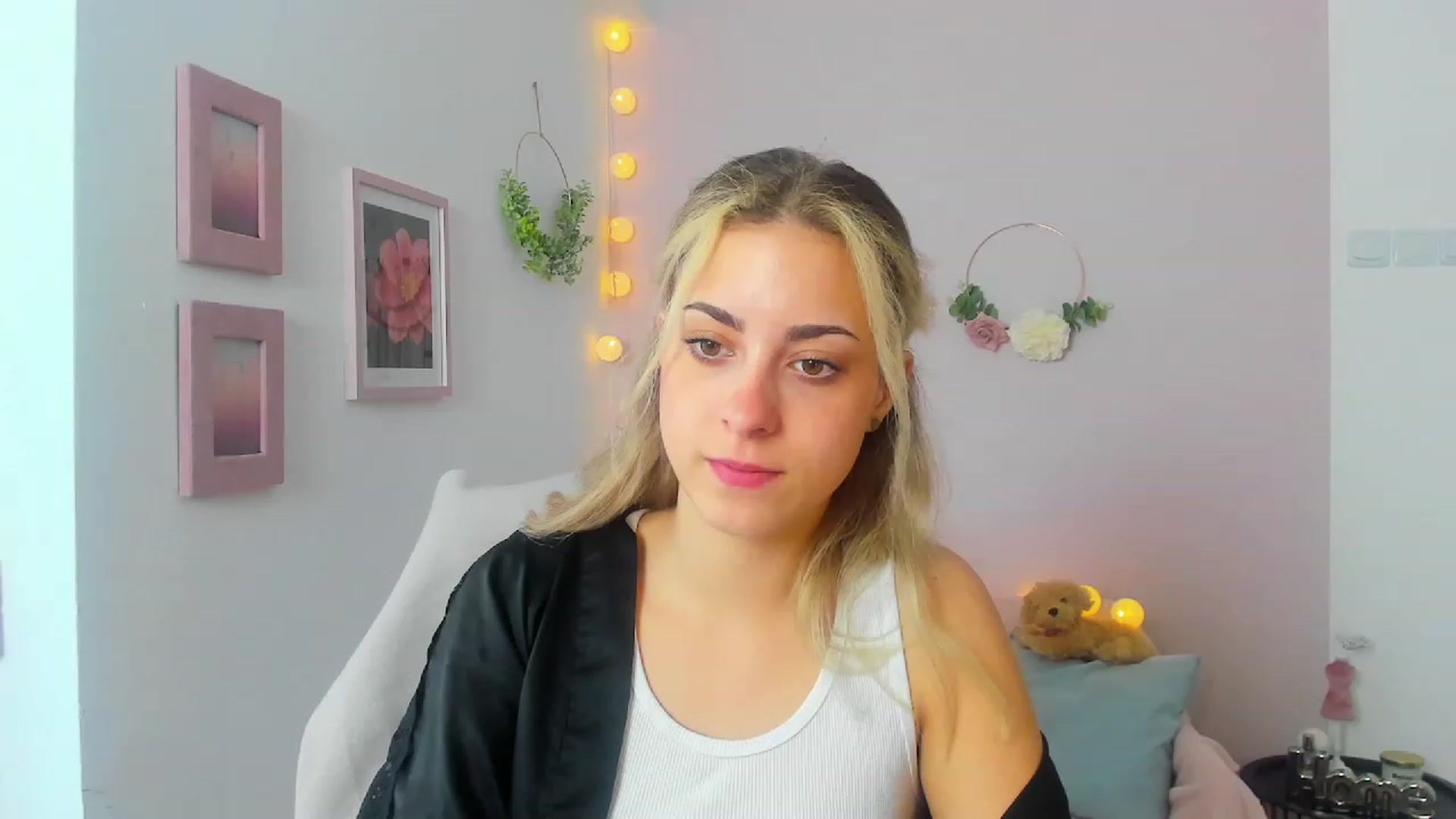 Gallery image thumbnail from Gia_Lopez18's myfreecams stream on, 05/29/2023, 15:15 image 19 of 20